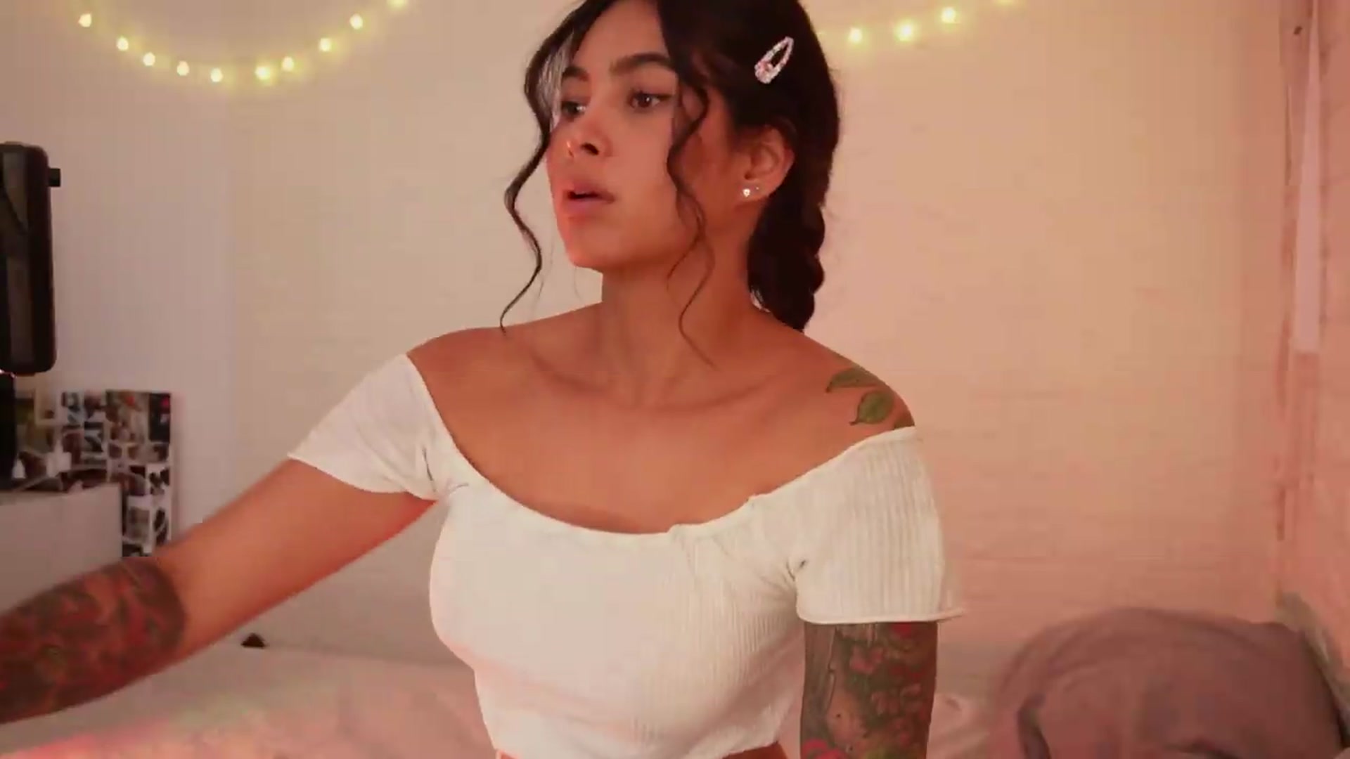 Gallery image thumbnail from Ramonarios's myfreecams stream on, 08/25/2026, 17:18 image 17 of 20