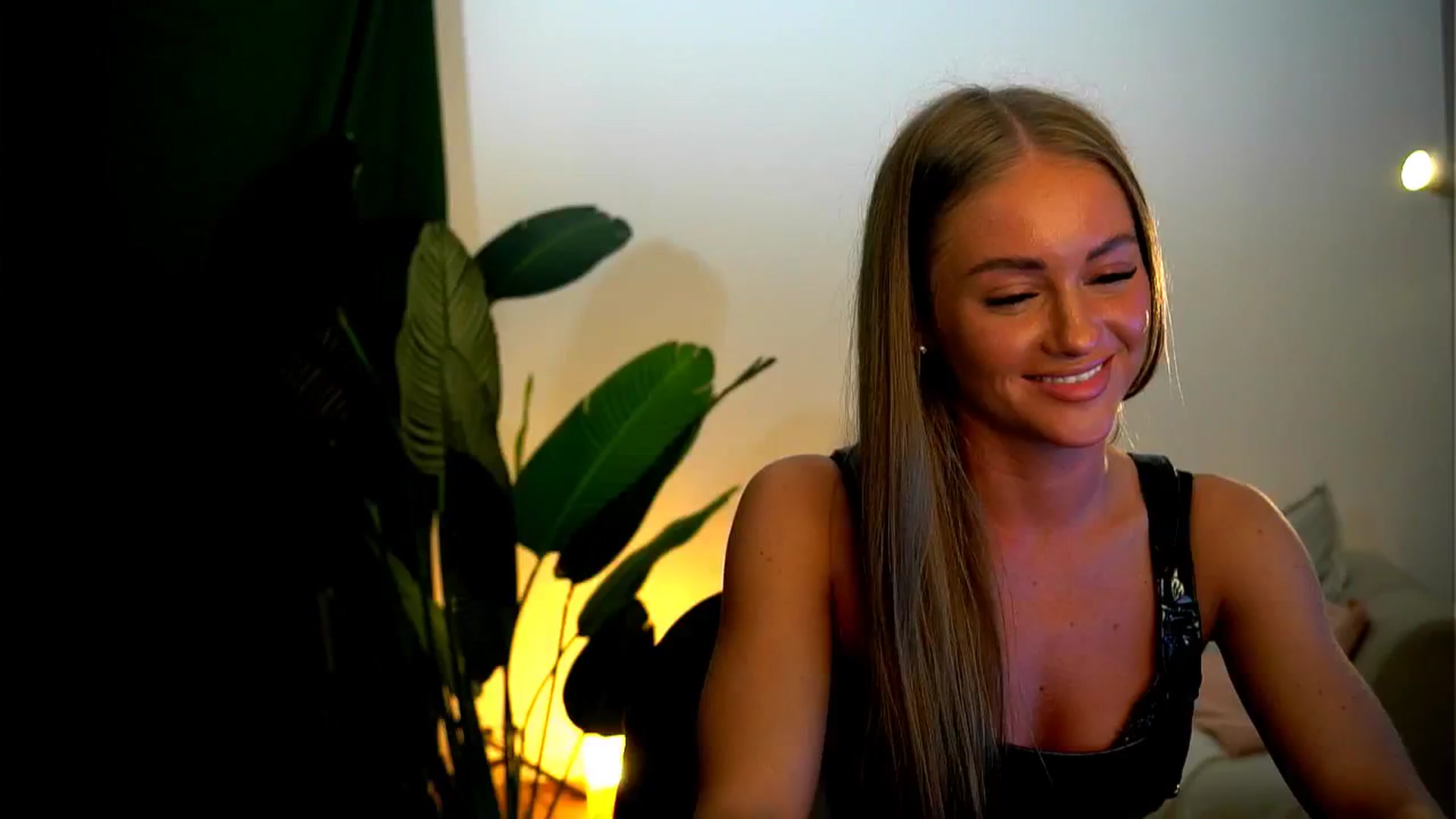 Gallery image thumbnail from Rapunzel_'s myfreecams stream on, 12/17/2024, 20:15 image 16 of 20