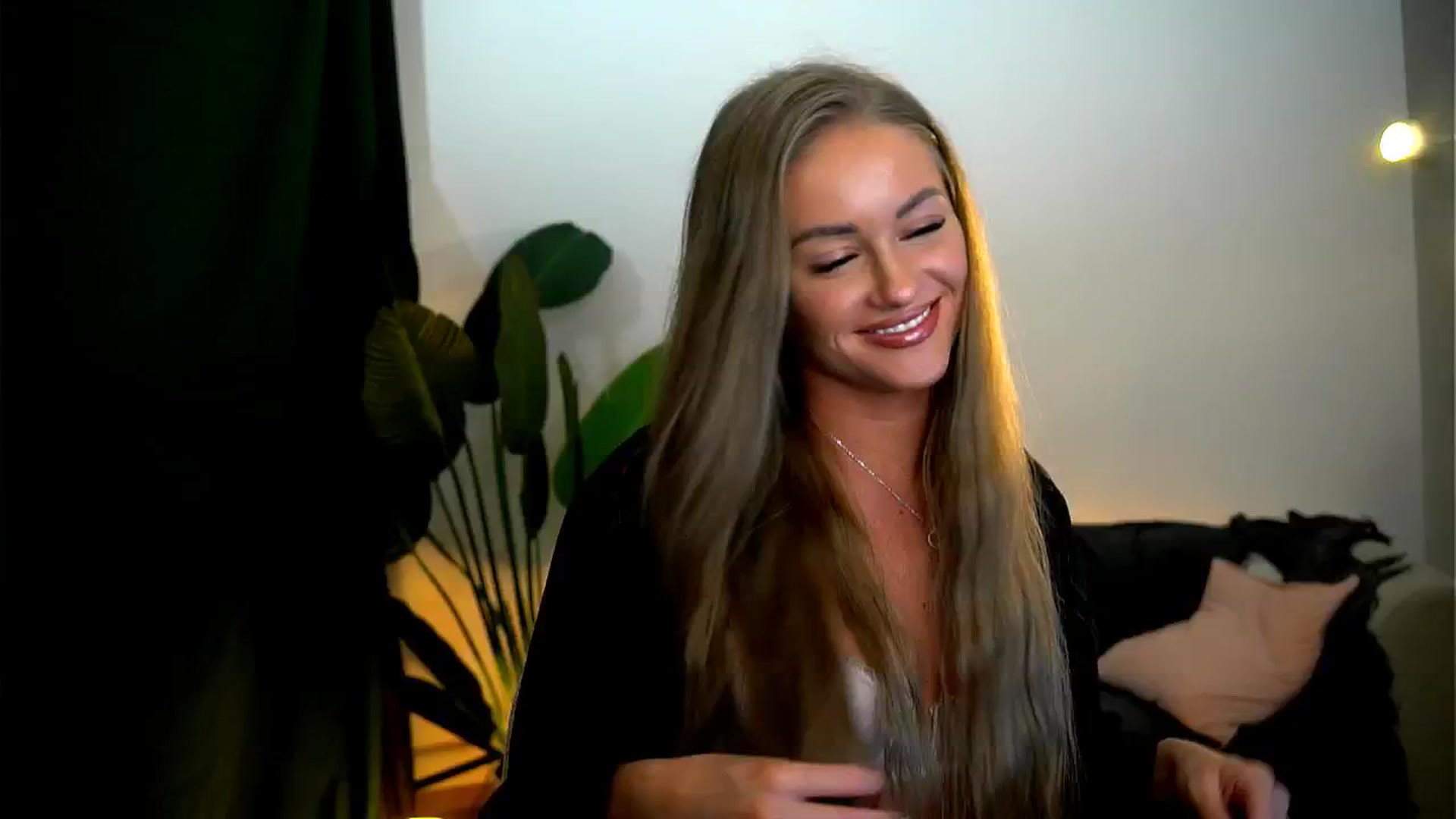 Gallery image thumbnail from Rapunzel_'s myfreecams stream on, 01/04/2025, 17:17 image 6 of 20