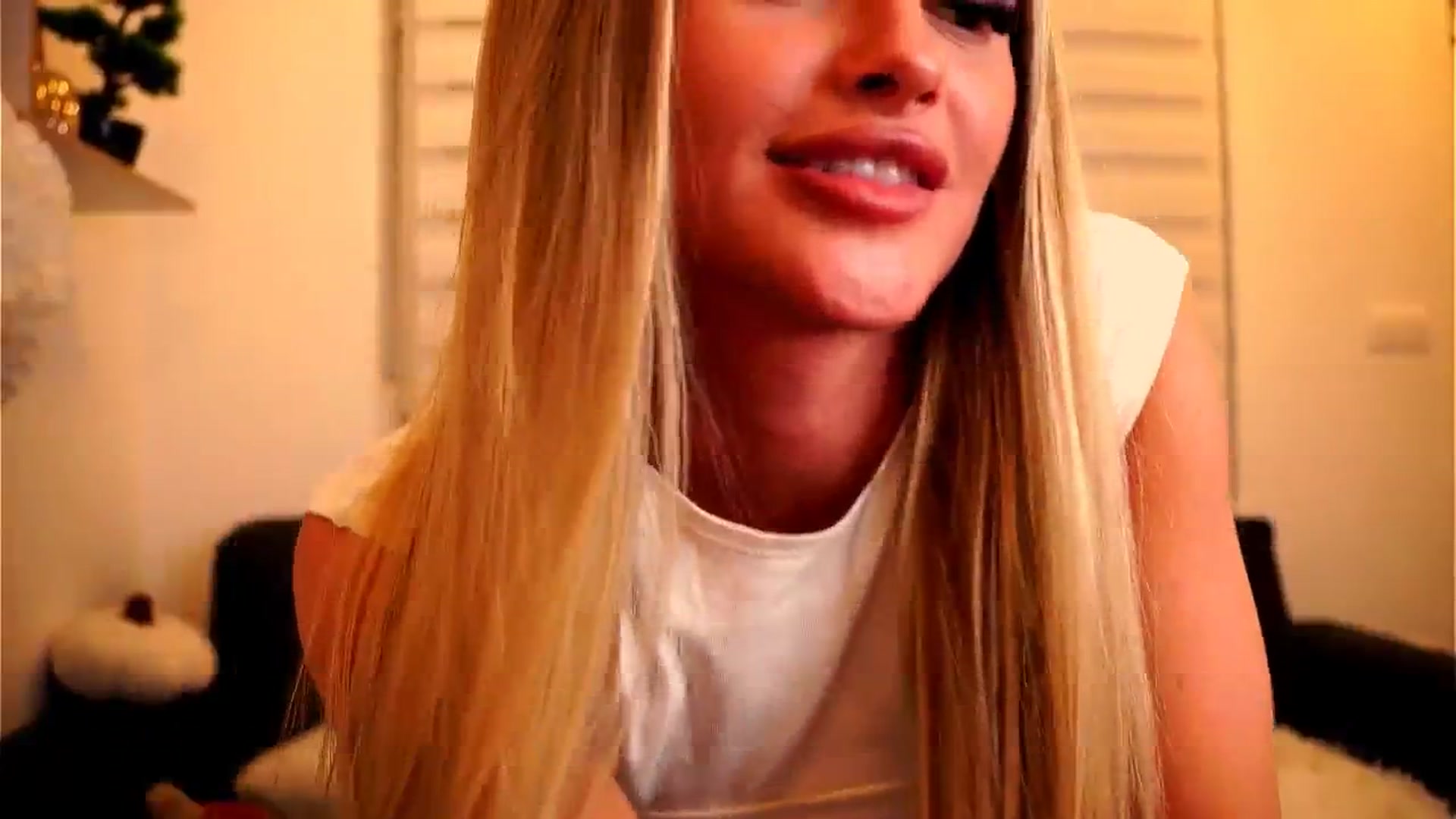 Gallery image thumbnail from Rapunzel_'s myfreecams stream on, 11/16/2025, 02:13 image 8 of 20