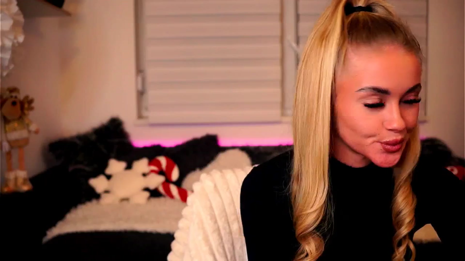 Gallery image thumbnail from Rapunzel_'s myfreecams stream on, 12/22/2025, 01:42 image 14 of 20