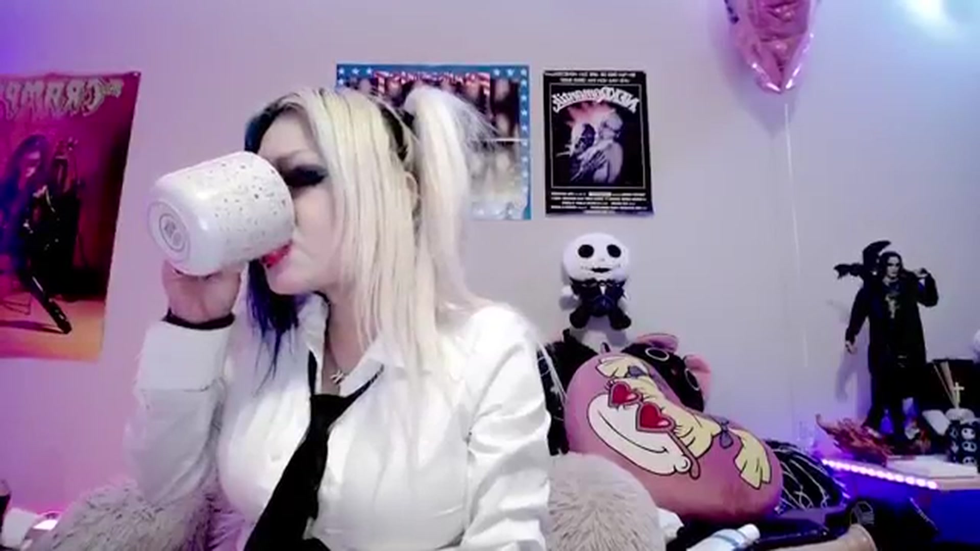 Gallery image thumbnail from RatQueen's myfreecams stream on, 03/19/2024, 04:18 image 10 of 20