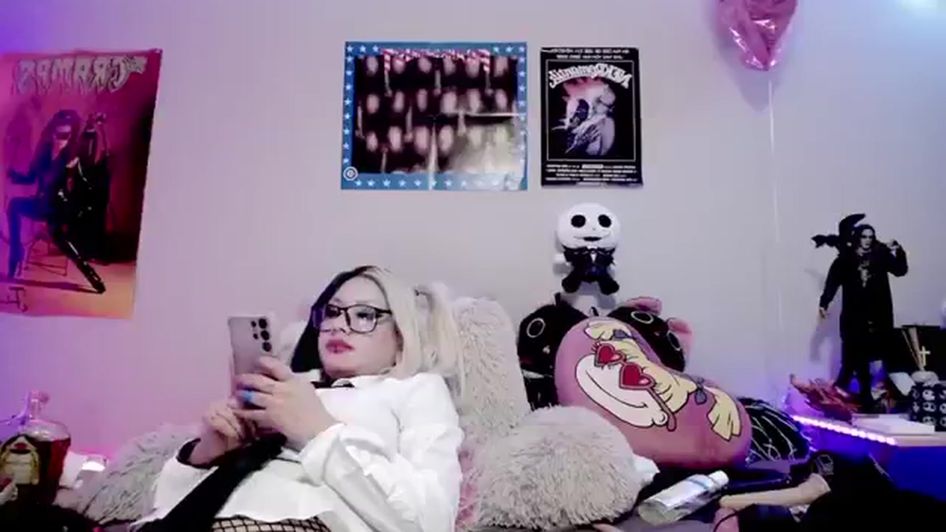 Gallery image thumbnail from RatQueen's myfreecams stream on, 03/19/2024, 04:18 image 6 of 20