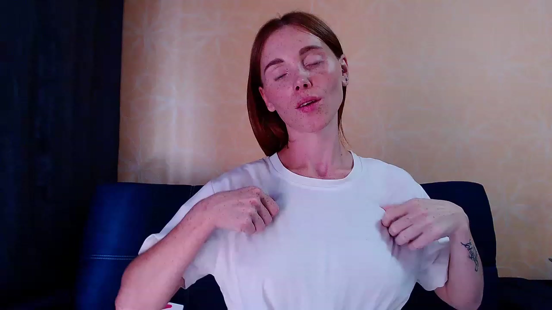 Gallery image thumbnail from Red_Alina's myfreecams stream on, 08/07/2023, 03:59 image 10 of 20
