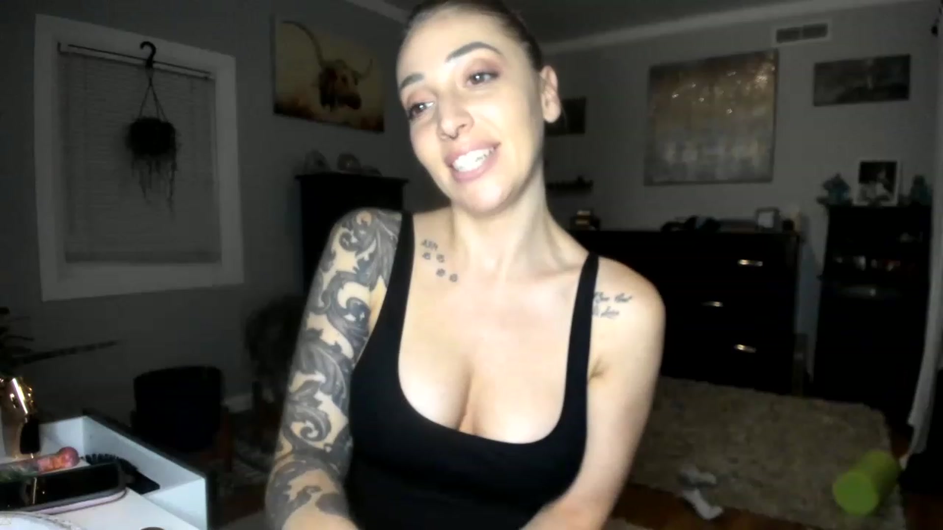 Gallery image thumbnail from Red_Chasten's myfreecams stream on, 12/05/2022, 23:06 image 19 of 20