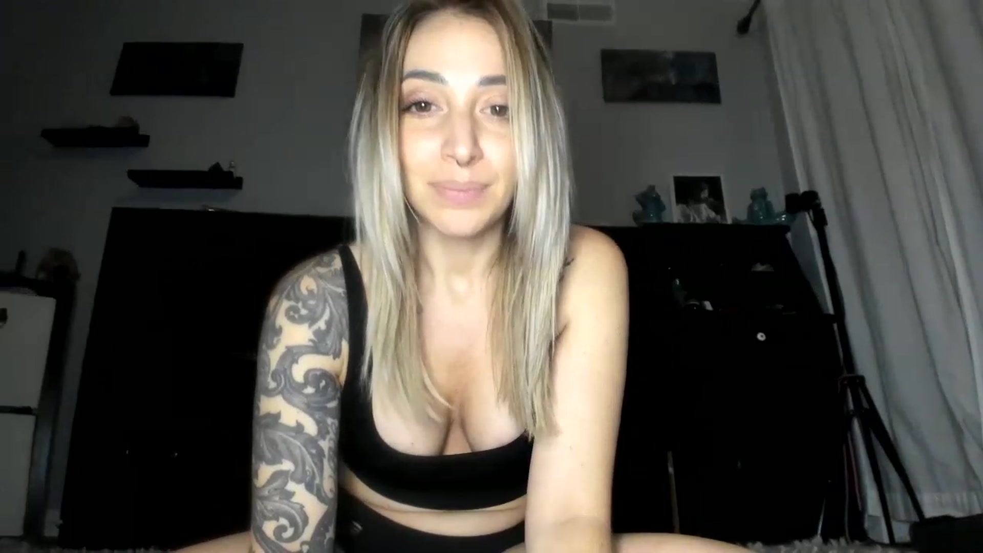 Gallery image thumbnail from Red_Chasten's myfreecams stream on, 12/05/2022, 23:06 image 13 of 20