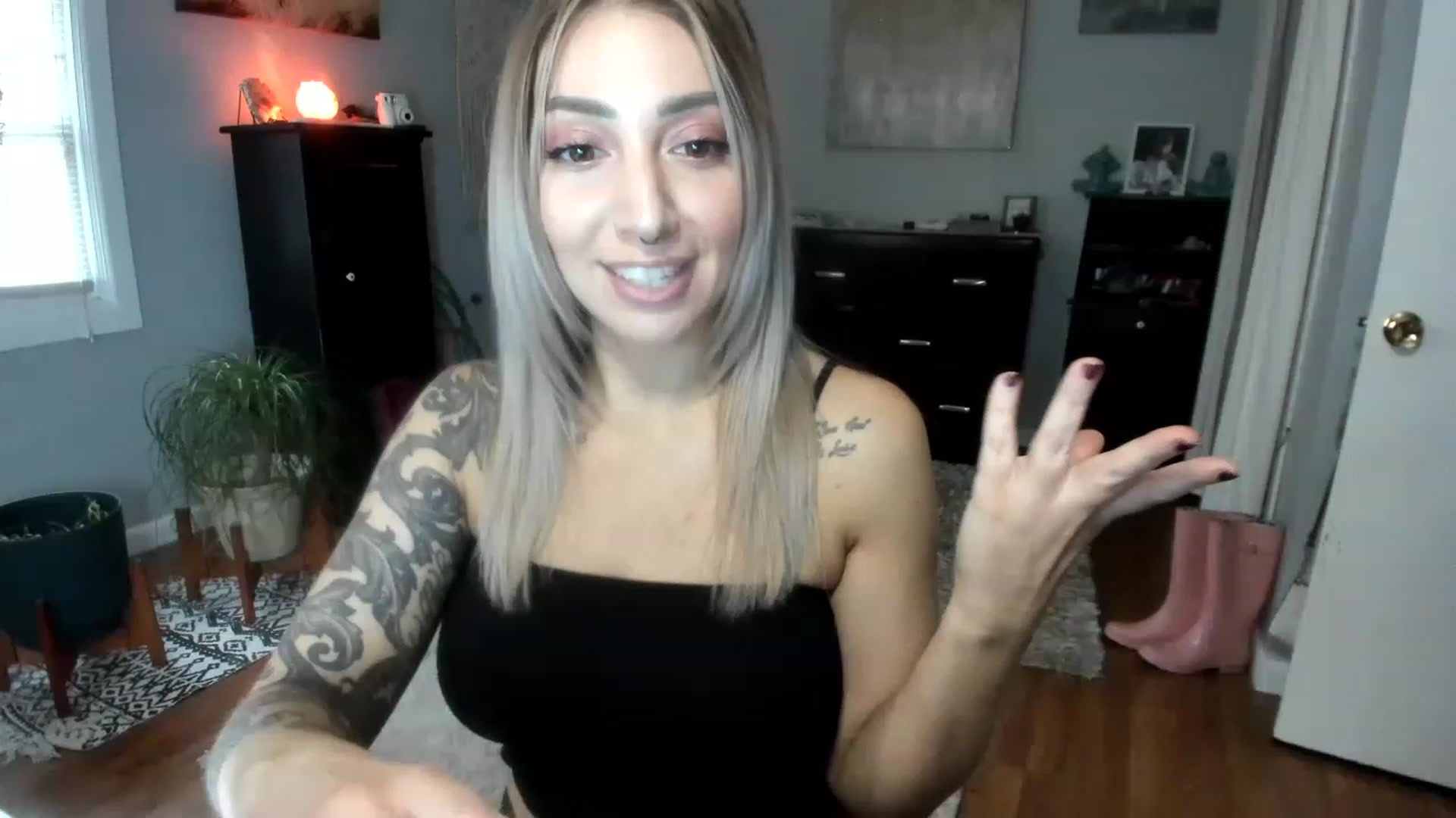 Gallery image thumbnail from Red_Chasten's myfreecams stream on, 12/16/2022, 15:58 image 12 of 20