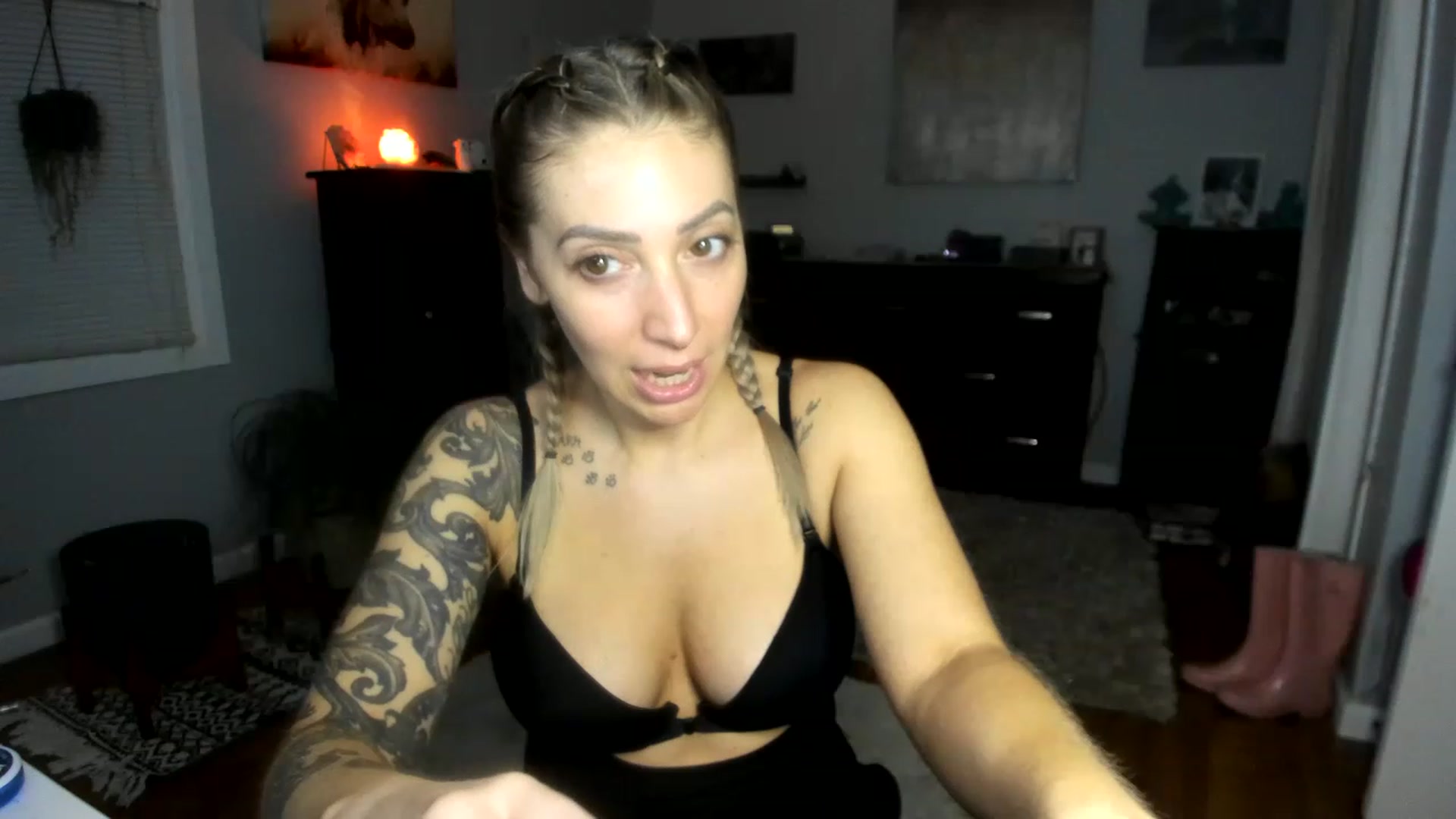 Gallery image thumbnail from Red_Chasten's myfreecams stream on, 12/19/2022, 22:43 image 13 of 20