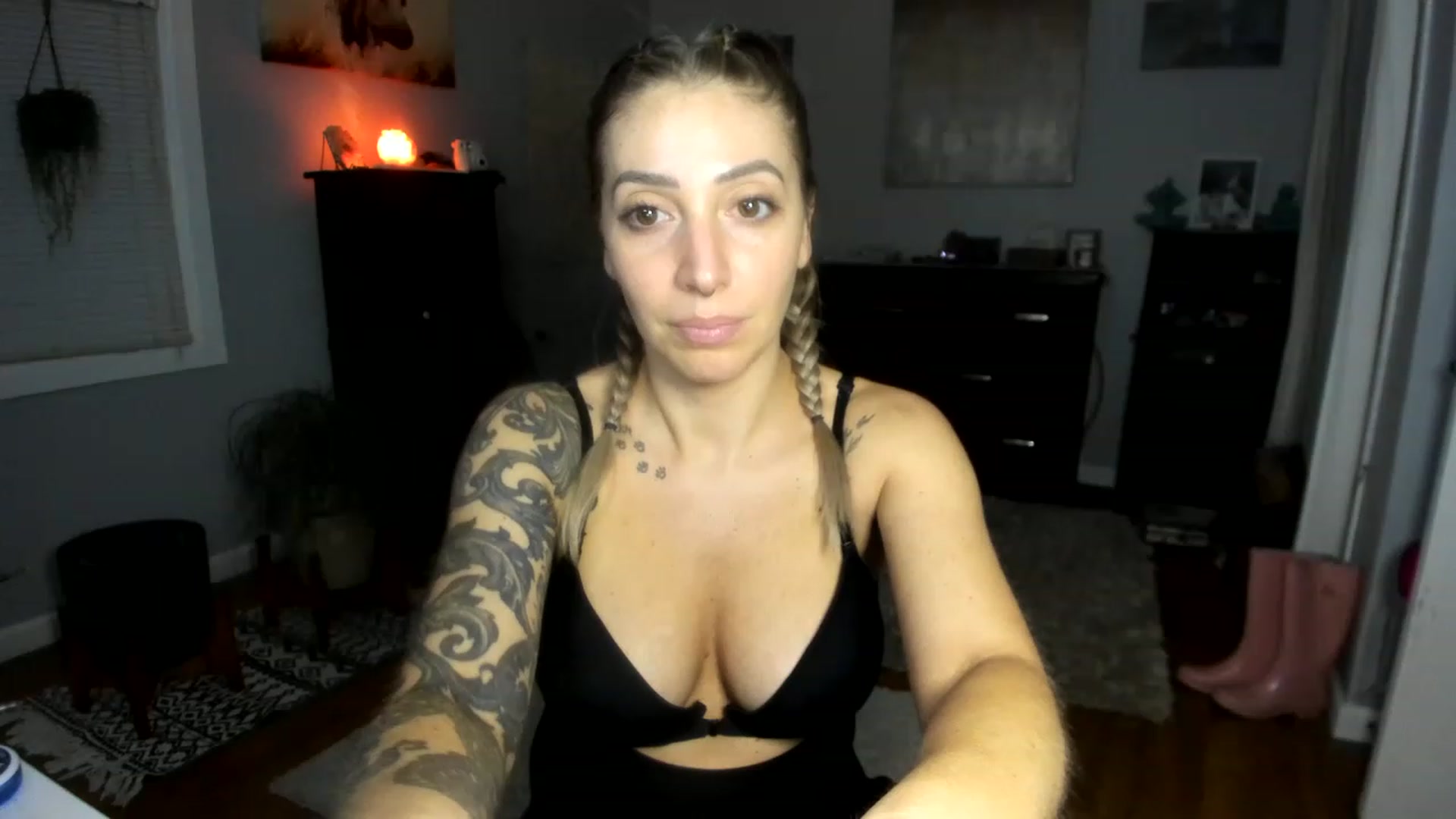 Gallery image thumbnail from Red_Chasten's myfreecams stream on, 12/19/2022, 22:43 image 12 of 20