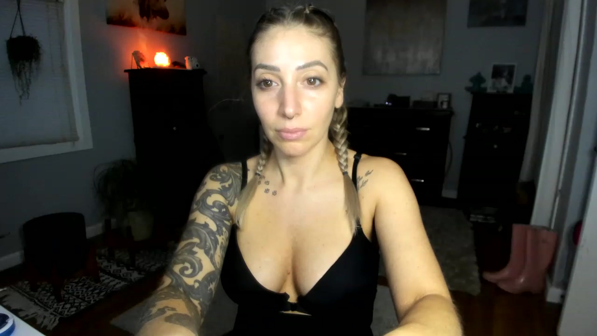 Gallery image thumbnail from Red_Chasten's myfreecams stream on, 12/19/2022, 22:43 image 4 of 20