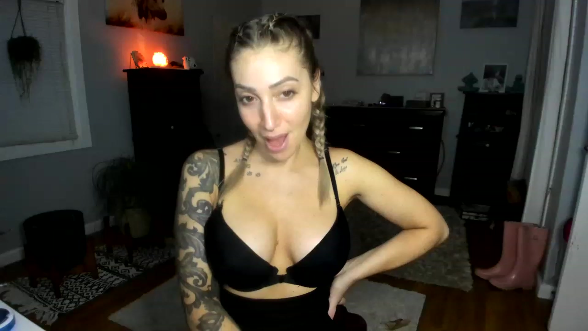 Gallery image thumbnail from Red_Chasten's myfreecams stream on, 12/19/2022, 22:43 image 8 of 20