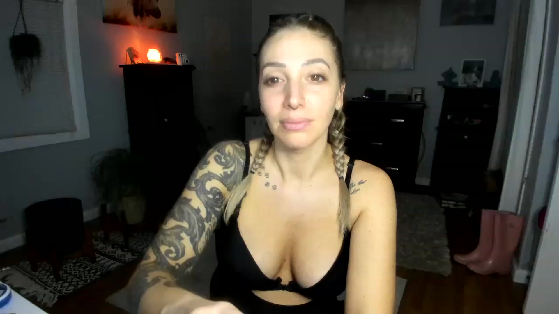 Gallery image thumbnail from Red_Chasten's myfreecams stream on, 12/19/2022, 22:43 image 14 of 20