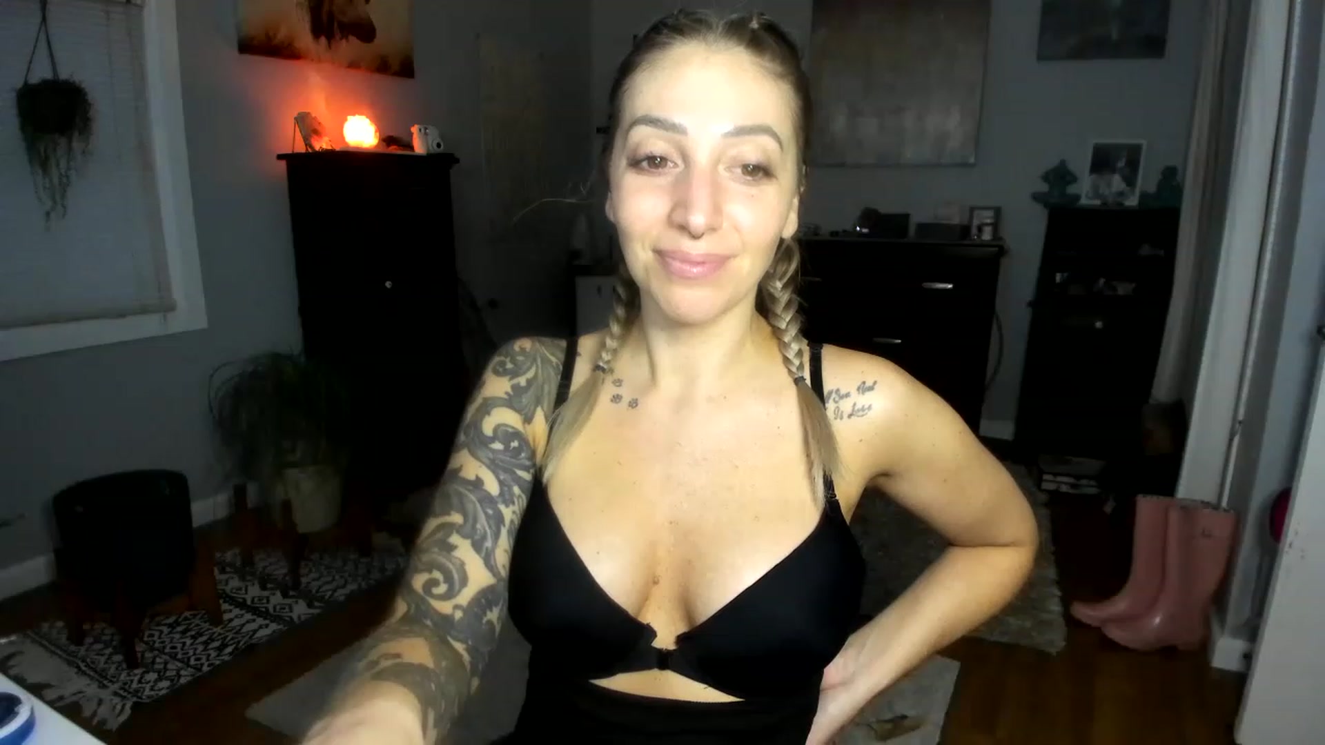 Gallery image thumbnail from Red_Chasten's myfreecams stream on, 12/19/2022, 22:43 image 5 of 20