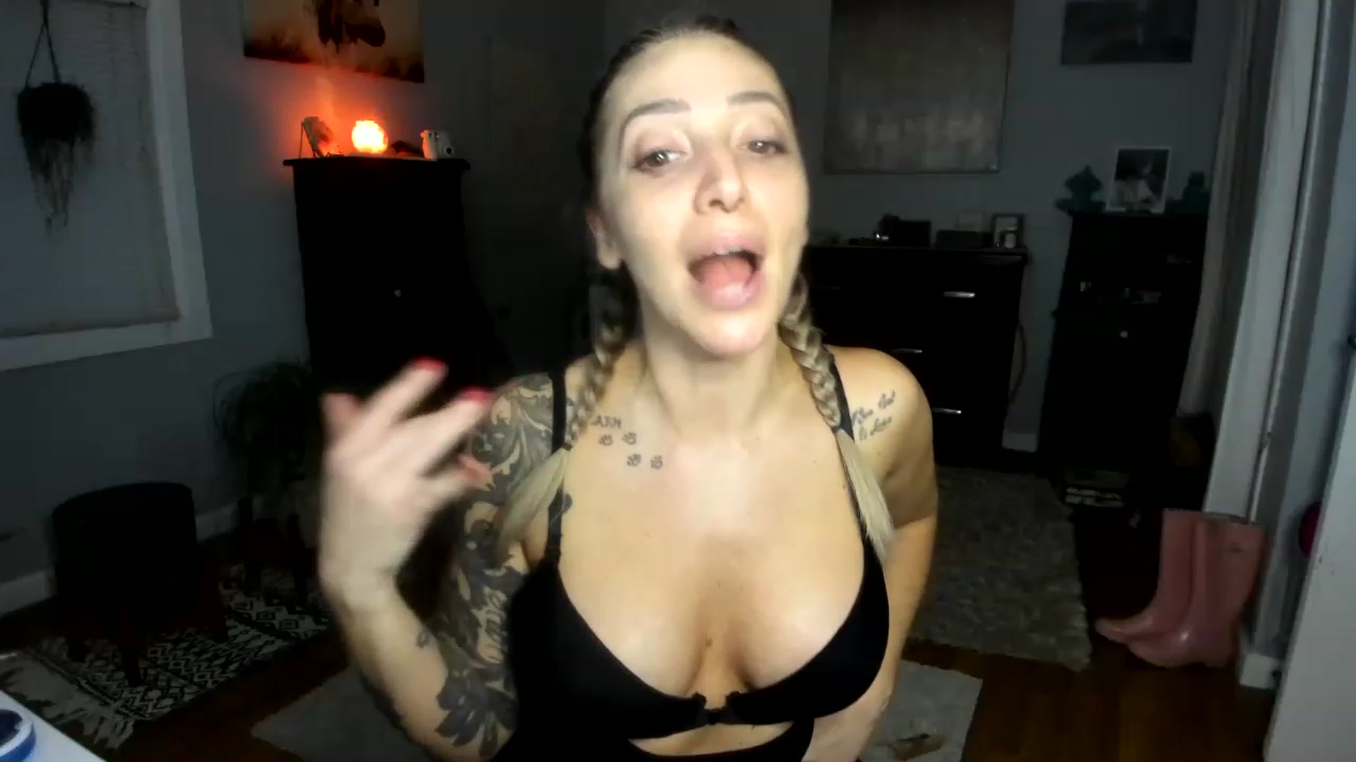 Gallery image thumbnail from Red_Chasten's myfreecams stream on, 12/19/2022, 22:43 image 7 of 20