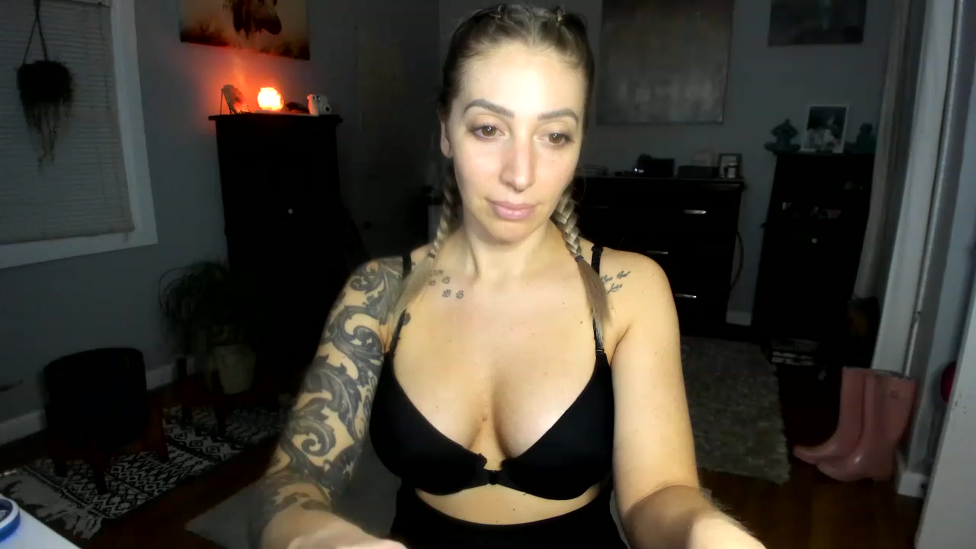 Gallery image thumbnail from Red_Chasten's myfreecams stream on, 12/19/2022, 22:43 image 18 of 20