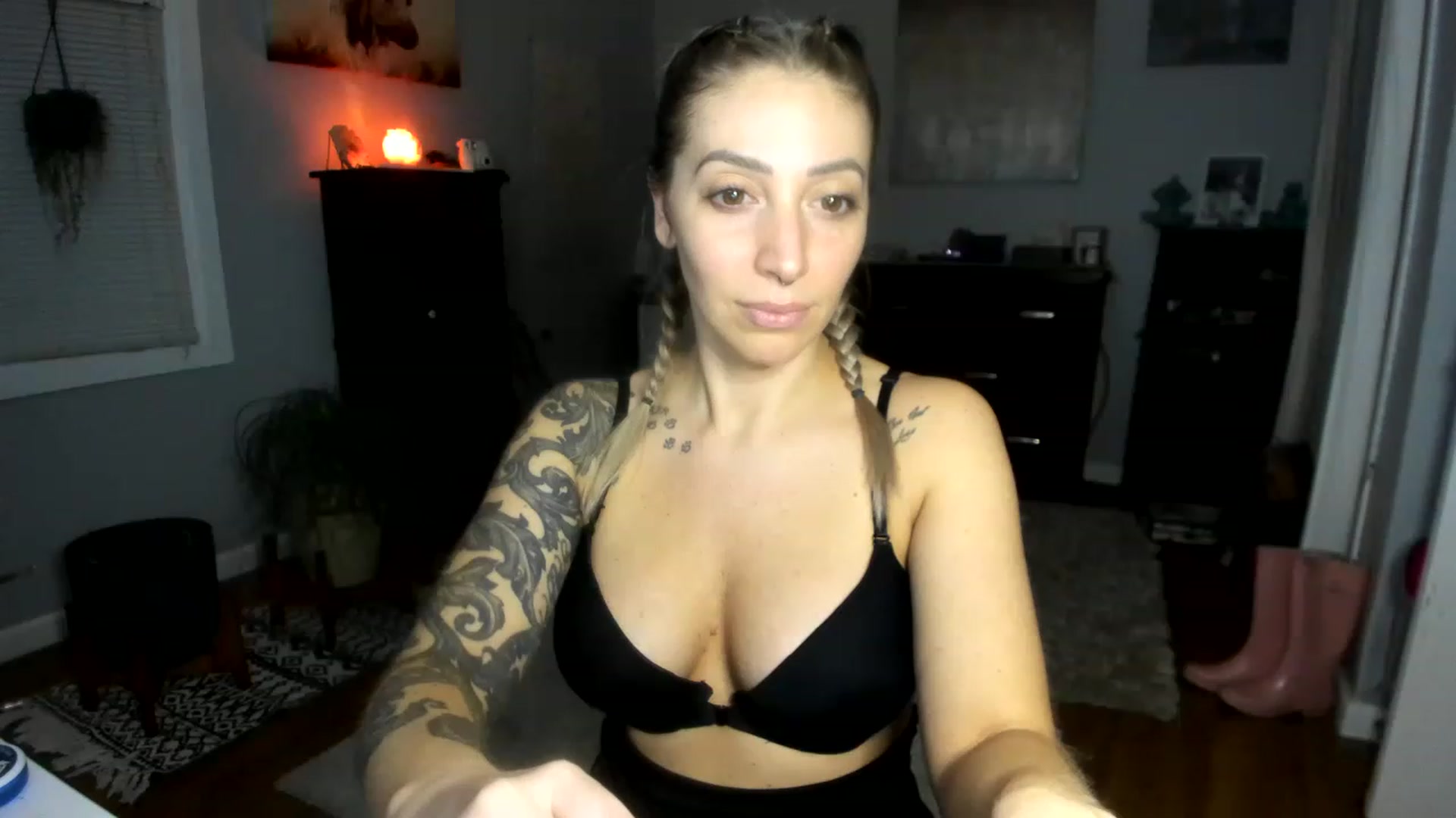 Gallery image thumbnail from Red_Chasten's myfreecams stream on, 12/19/2022, 22:43 image 16 of 20