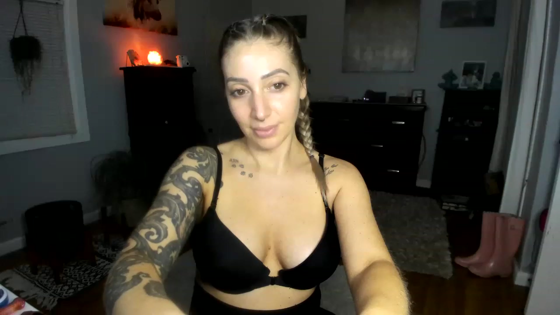 Gallery image thumbnail from Red_Chasten's myfreecams stream on, 12/19/2022, 23:20 image 2 of 20