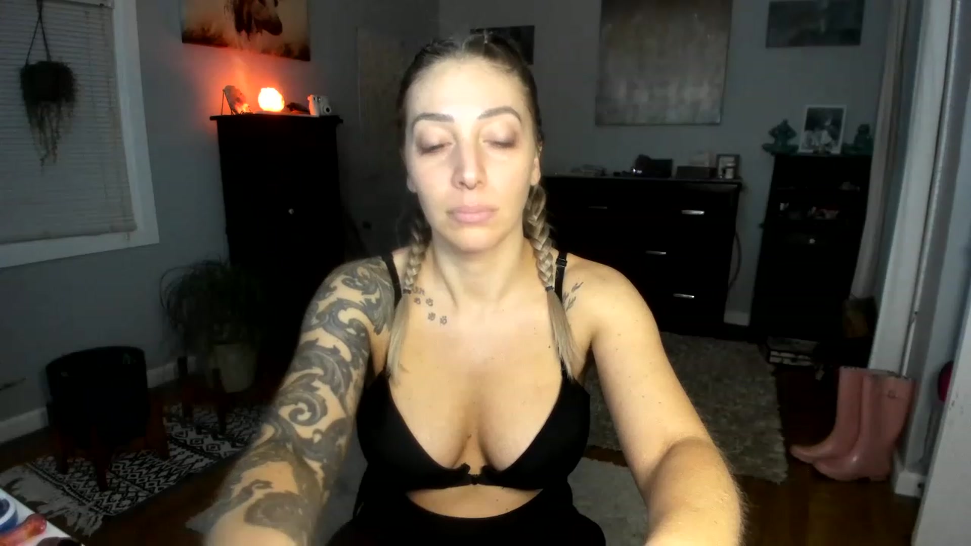 Gallery image thumbnail from Red_Chasten's myfreecams stream on, 12/19/2022, 23:20 image 10 of 20