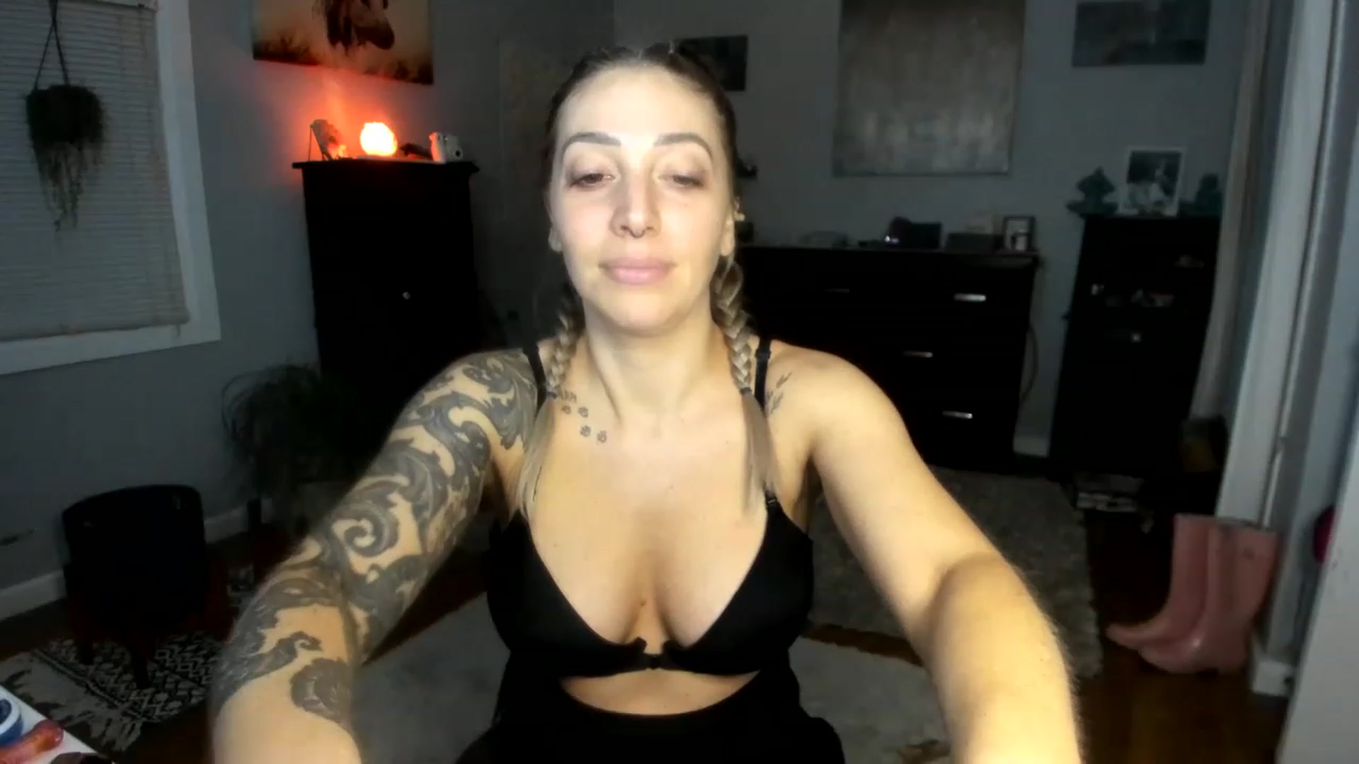 Gallery image thumbnail from Red_Chasten's myfreecams stream on, 12/19/2022, 23:20 image 9 of 20