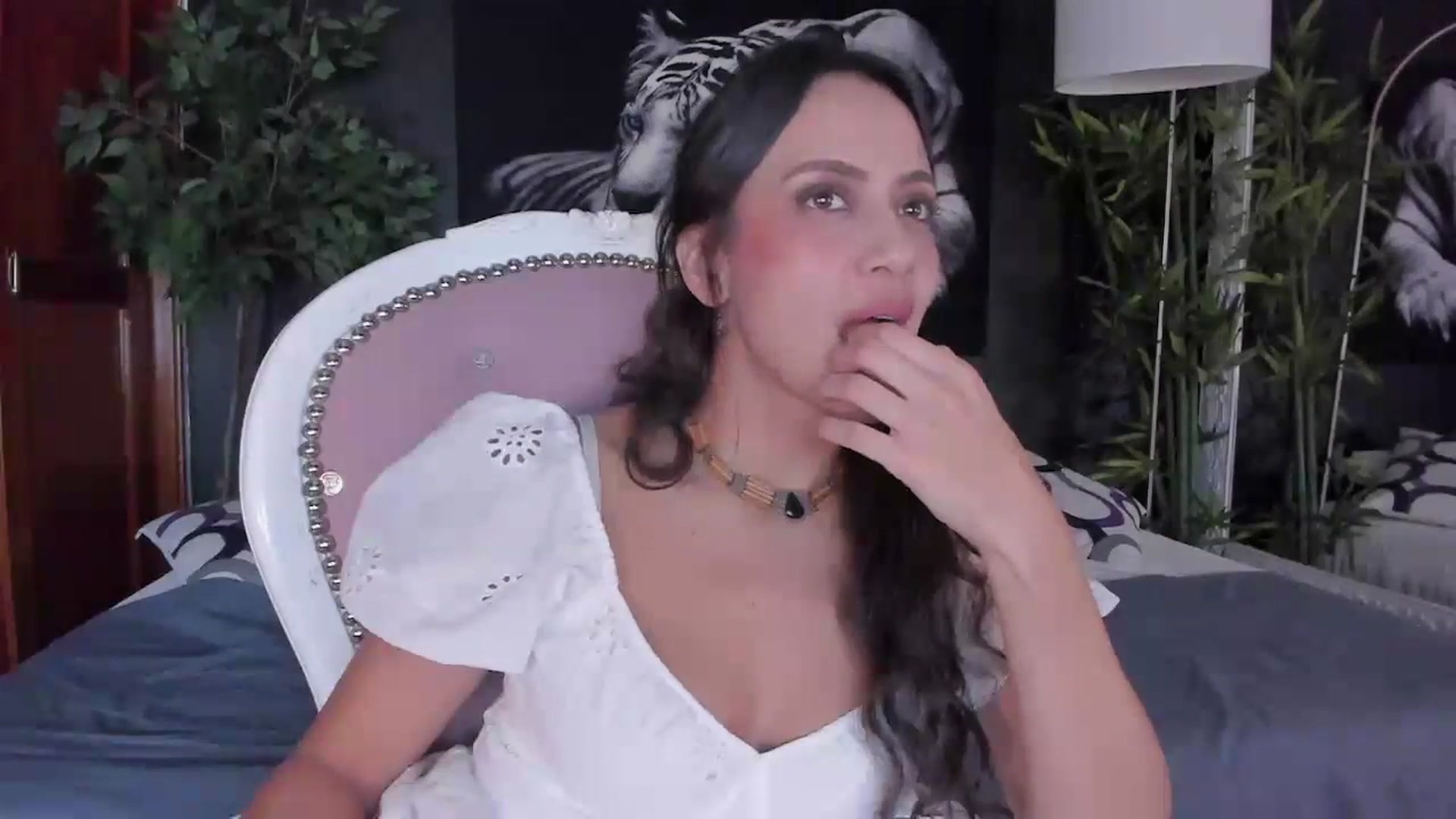 Gallery image thumbnail from Red_Flower203's myfreecams stream on, 12/19/2023, 23:36 image 3 of 20