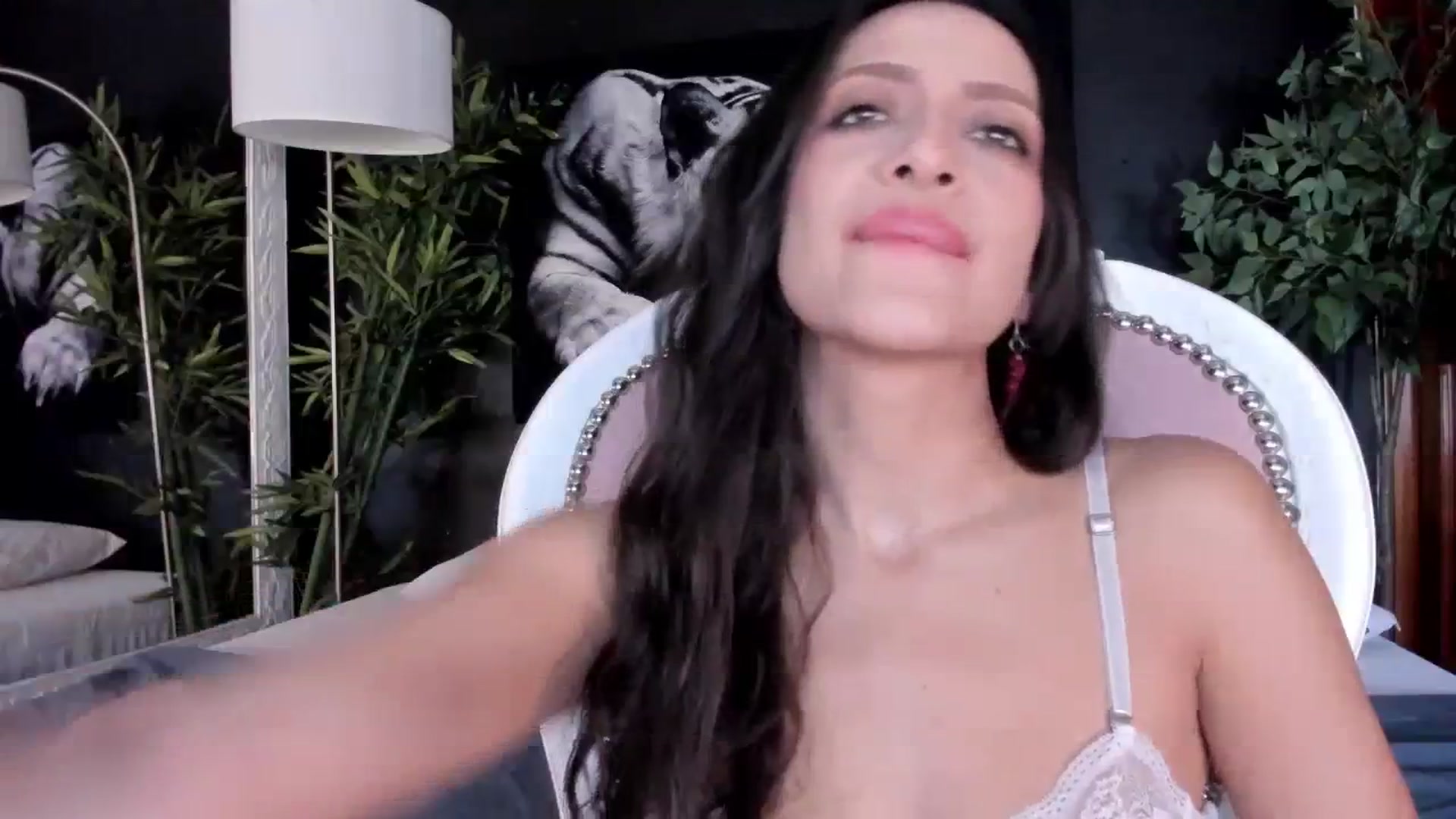 Gallery image thumbnail from Red_Flower203's myfreecams stream on, 02/19/2024, 20:18 image 5 of 20
