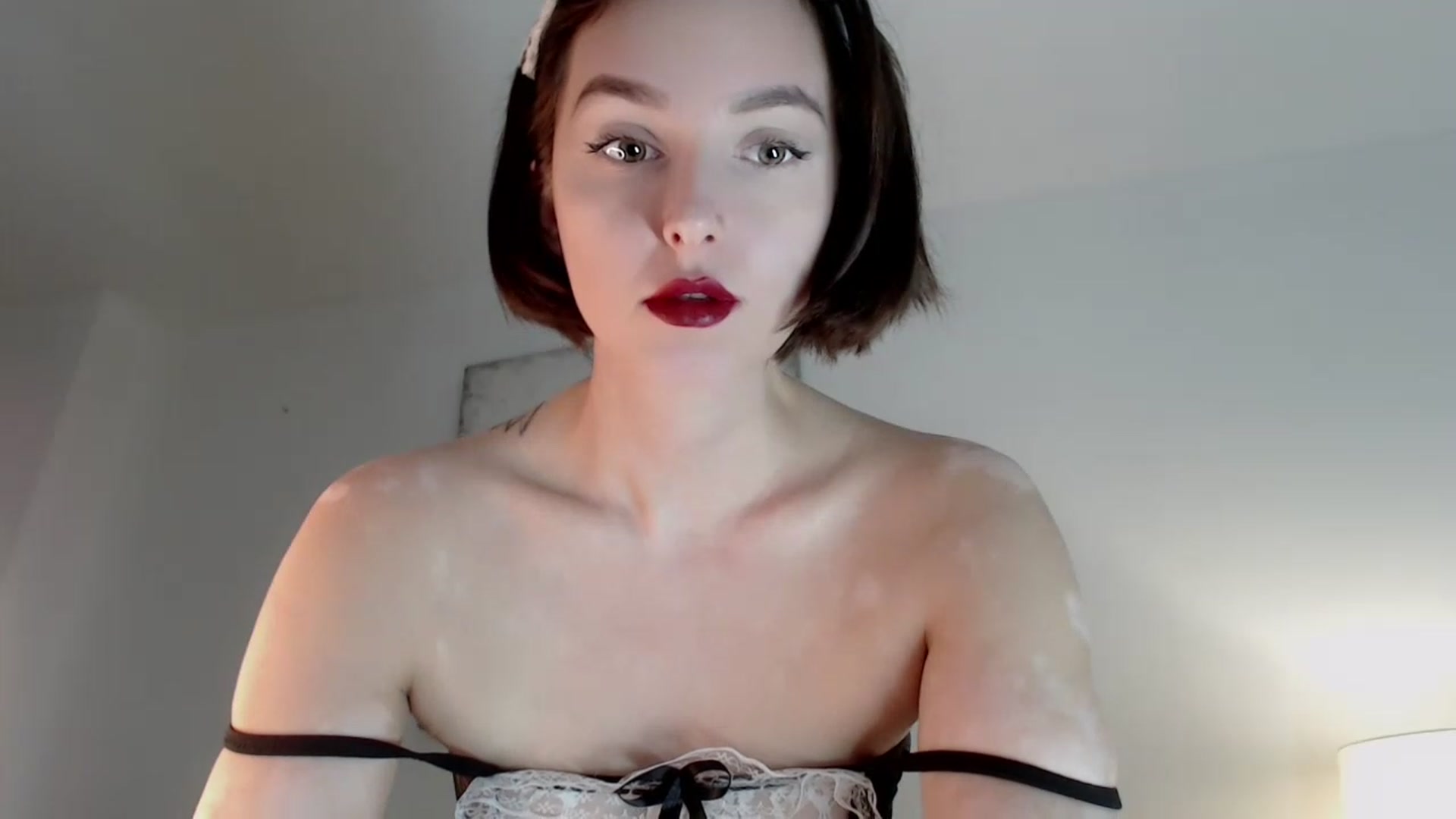 Gallery image thumbnail from Red_Lips_Girl's myfreecams stream on, 12/08/2022, 19:40 image 17 of 20