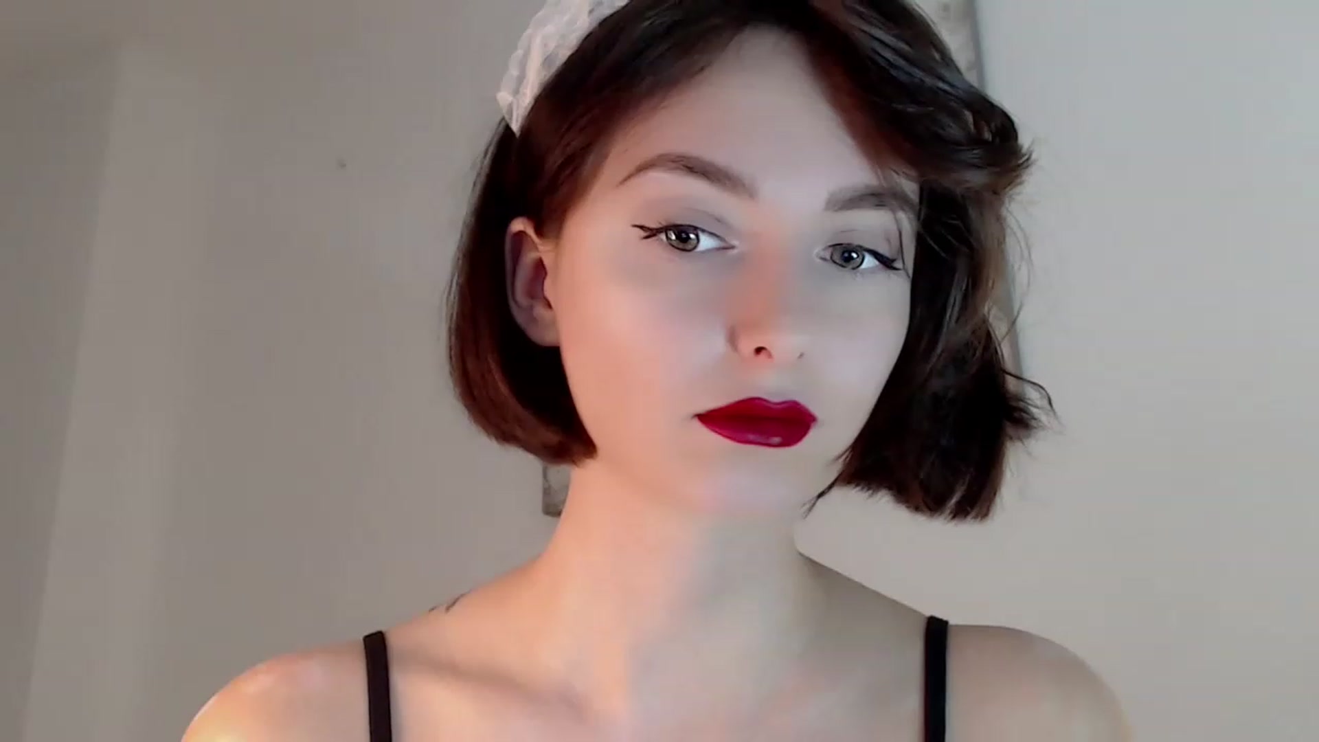 Gallery image thumbnail from Red_Lips_Girl's myfreecams stream on, 12/19/2022, 18:03 image 16 of 20