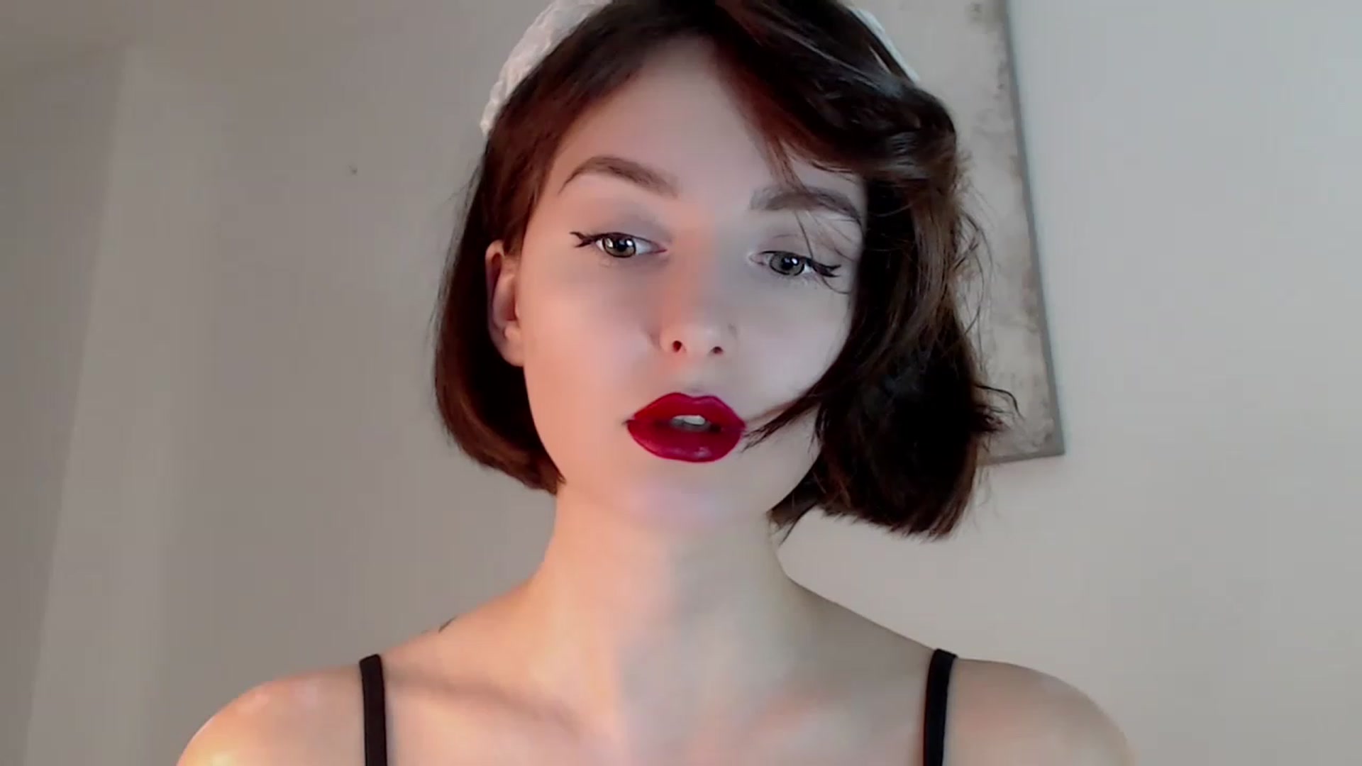 Gallery image thumbnail from Red_Lips_Girl's myfreecams stream on, 12/19/2022, 18:03 image 15 of 20
