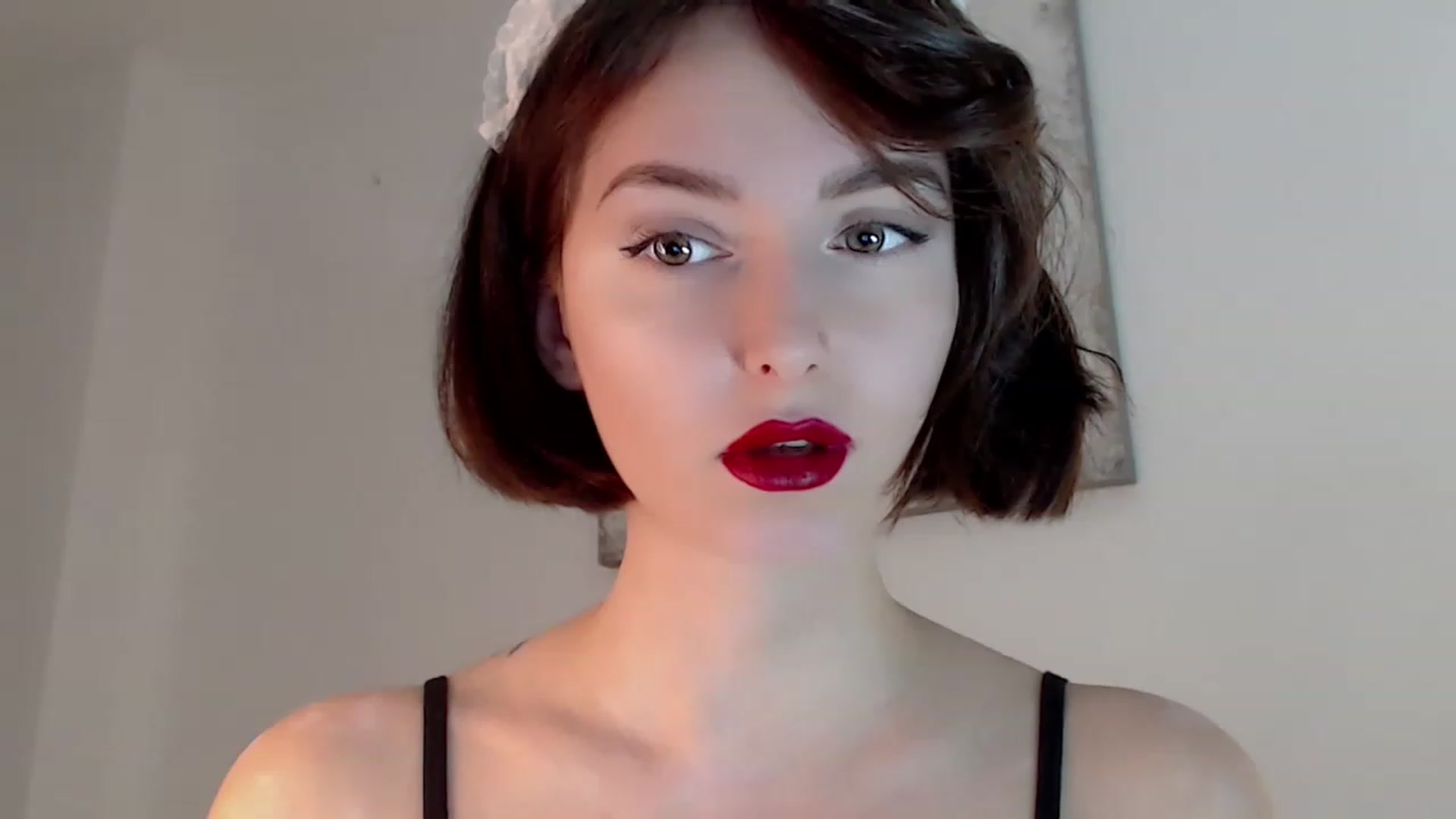 Gallery image thumbnail from Red_Lips_Girl's myfreecams stream on, 12/19/2022, 18:03 image 12 of 20