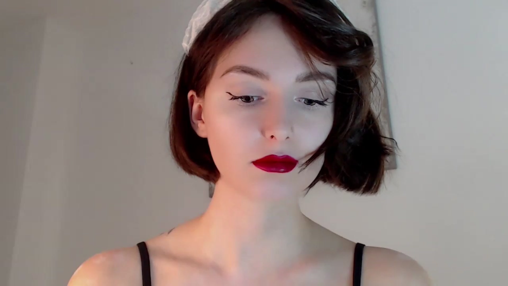 Gallery image thumbnail from Red_Lips_Girl's myfreecams stream on, 12/19/2022, 18:03 image 14 of 20