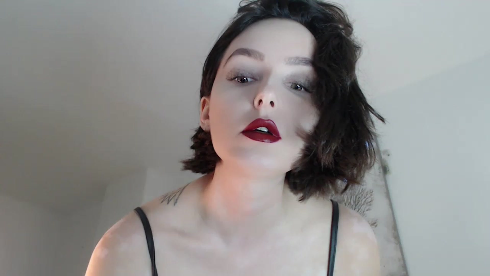 Gallery image thumbnail from Red_Lips_Girl's myfreecams stream on, 12/31/2022, 20:44 image 16 of 20