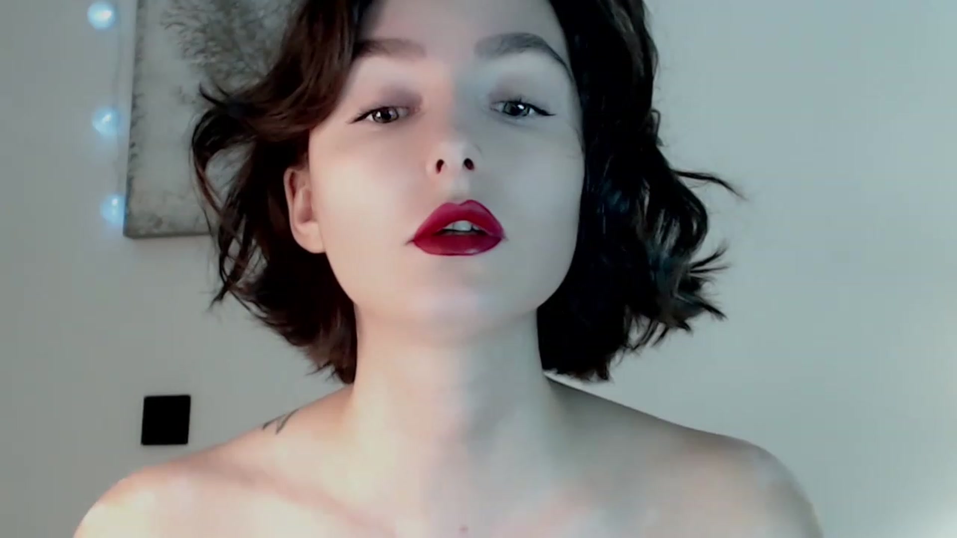 Gallery image thumbnail from Red_Lips_Girl's myfreecams stream on, 01/03/2023, 19:41 image 12 of 20
