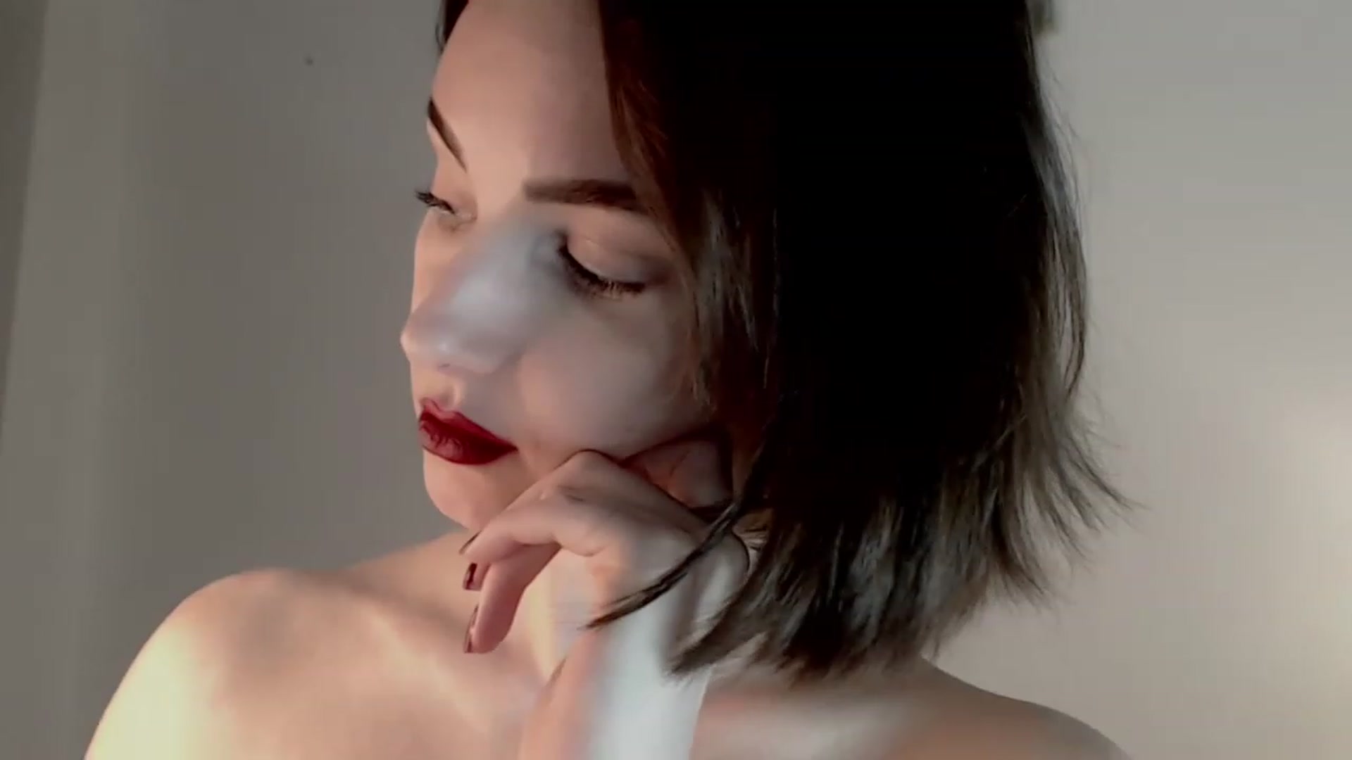 Gallery image thumbnail from Red_Lips_Girl's myfreecams stream on, 01/12/2023, 18:35 image 11 of 20