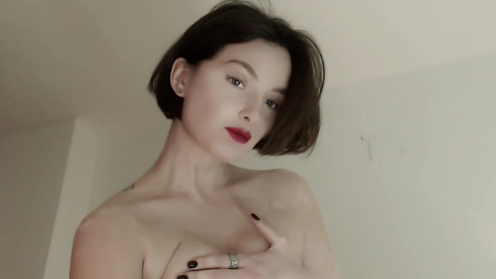 Gallery image thumbnail from Red_Lips_Girl's myfreecams stream on, 02/07/2023, 19:54 image 18 of 20