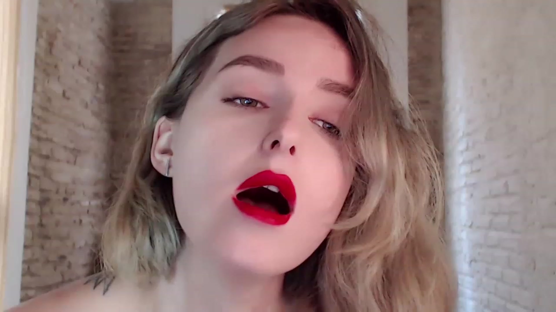 Gallery image thumbnail from Red_Lips_Girl's myfreecams stream on, 05/30/2023, 18:32 image 6 of 20
