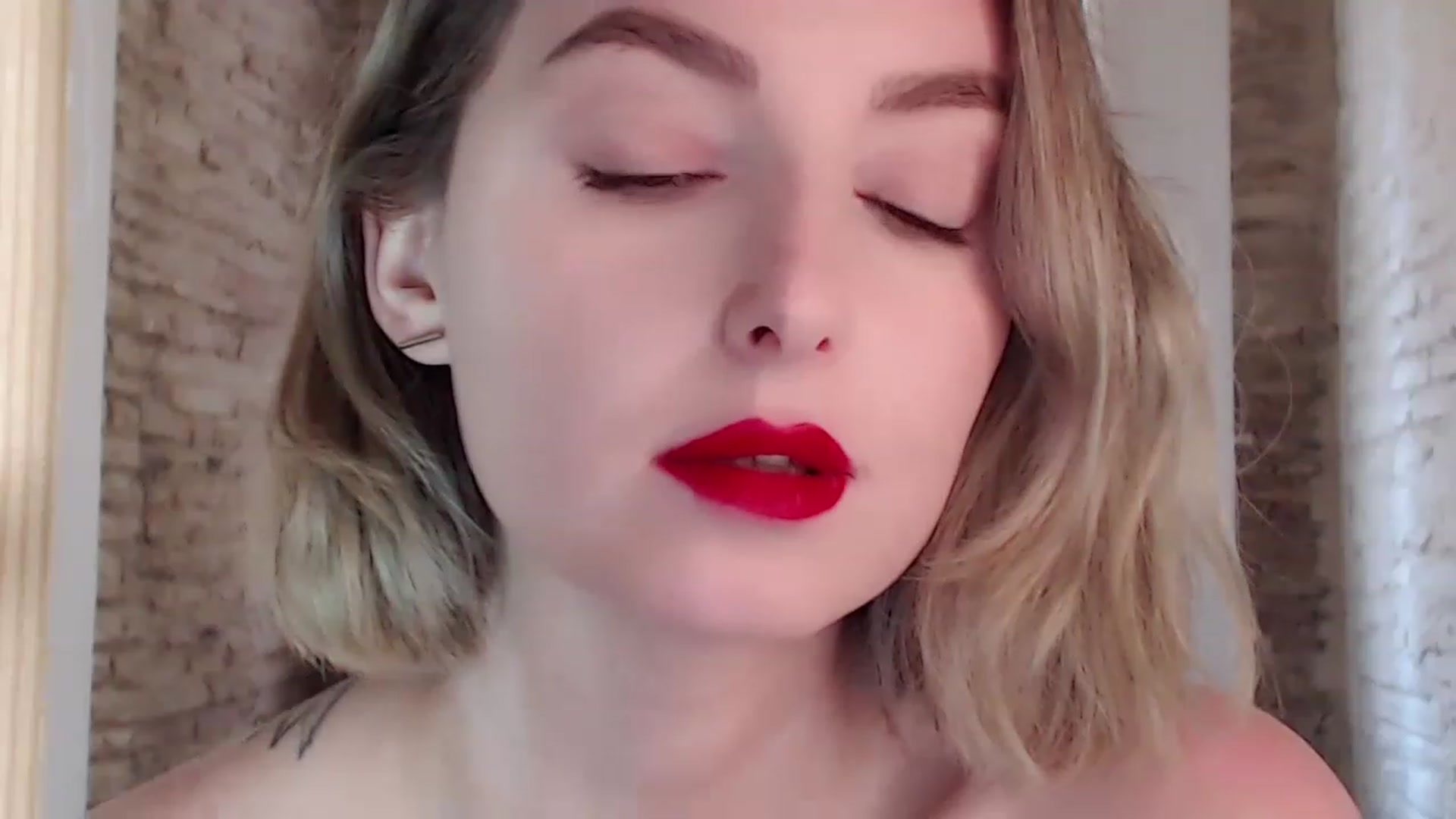 Gallery image thumbnail from Red_Lips_Girl's myfreecams stream on, 05/30/2023, 18:32 image 10 of 20