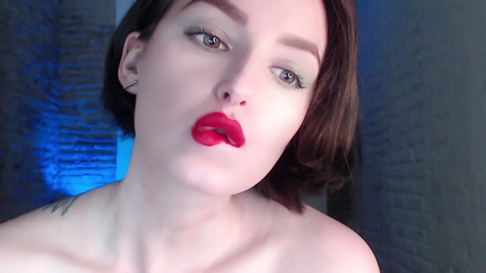 Gallery image thumbnail from Red_Lips_Girl's myfreecams stream on, 09/19/2023, 19:40 image 2 of 20