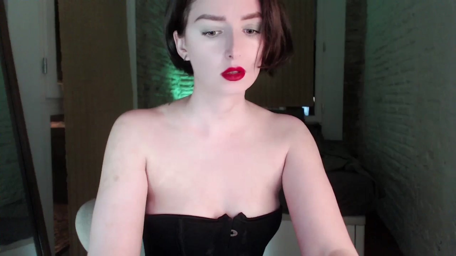 Gallery image thumbnail from Red_Lips_Girl's myfreecams stream on, 09/19/2023, 19:40 image 12 of 20