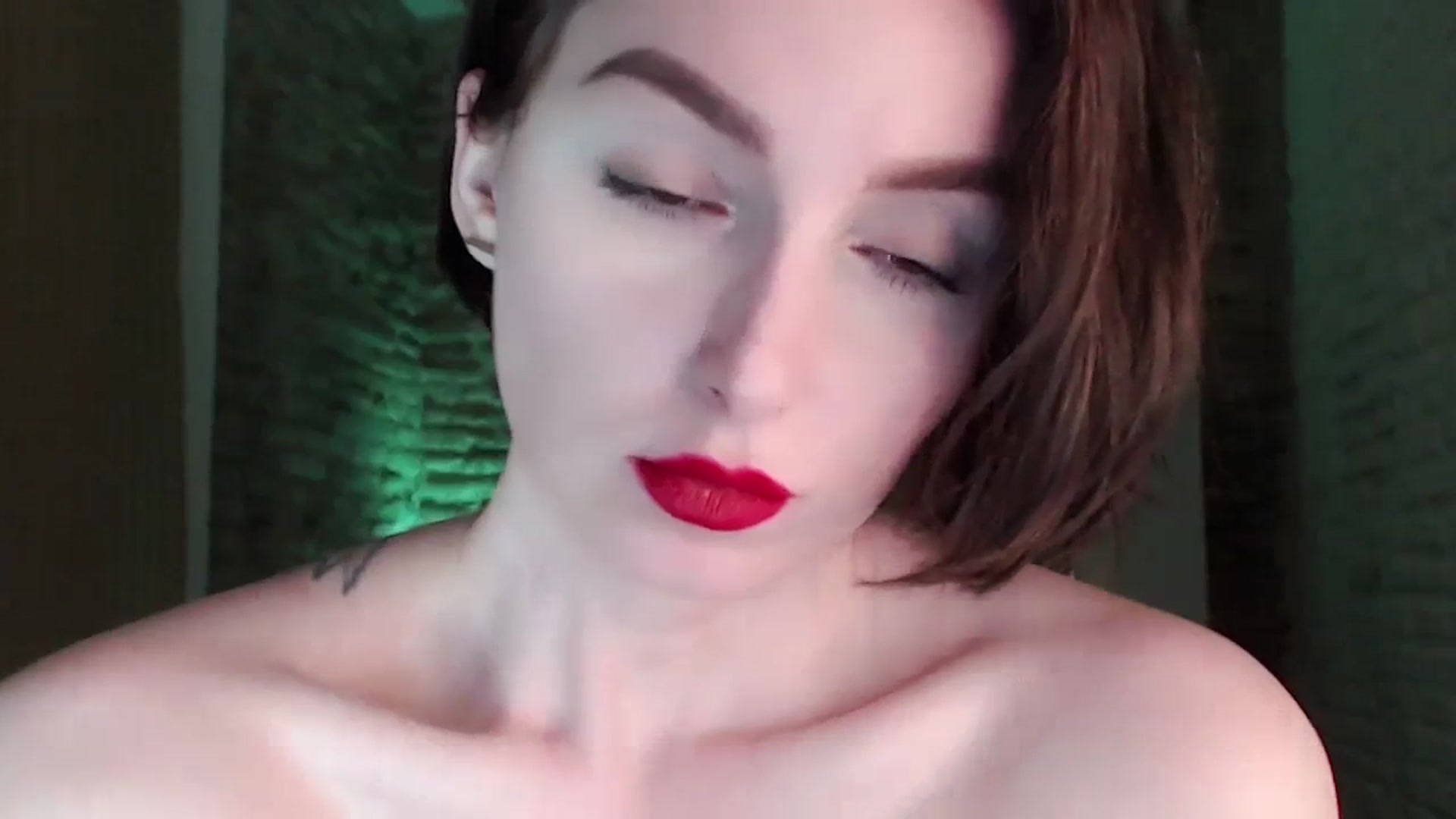 Gallery image thumbnail from Red_Lips_Girl's myfreecams stream on, 09/19/2023, 22:07 image 14 of 20
