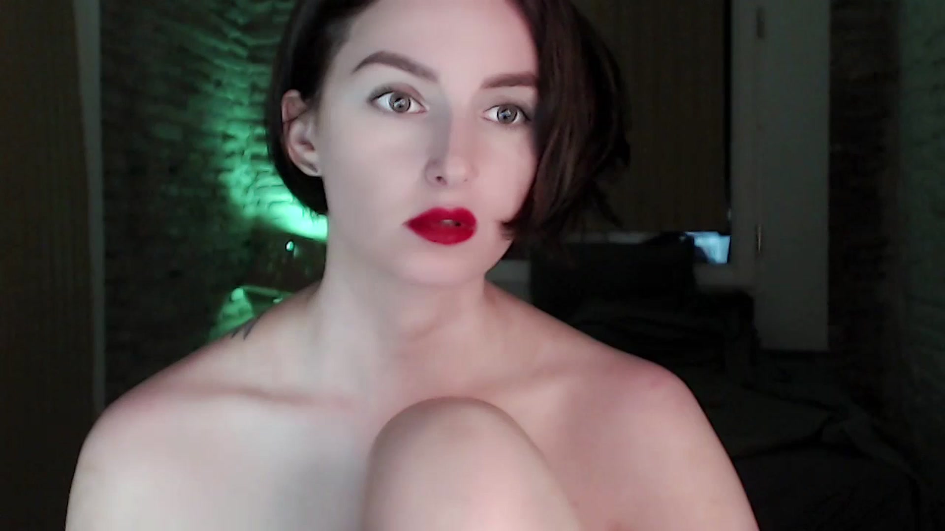 Gallery image thumbnail from Red_Lips_Girl's myfreecams stream on, 09/19/2023, 22:07 image 10 of 20
