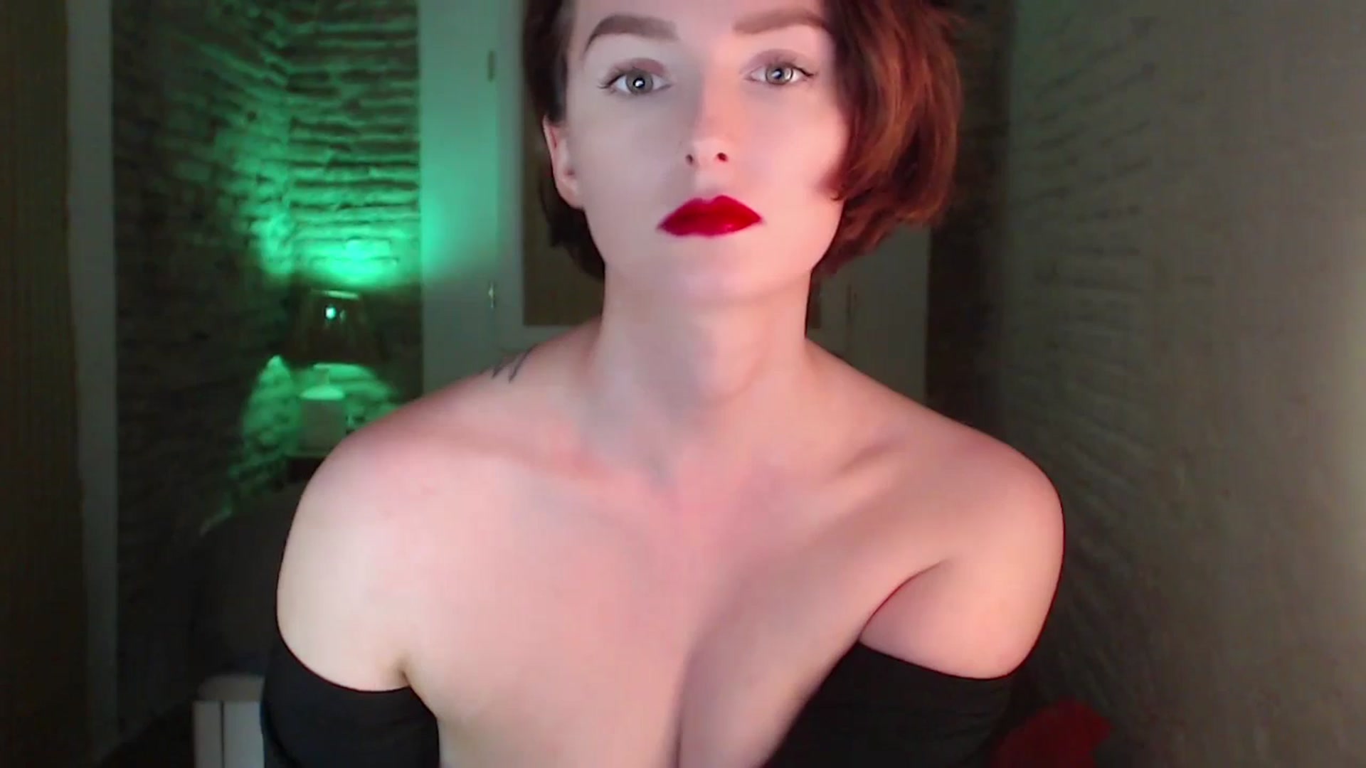 Gallery image thumbnail from Red_Lips_Girl's myfreecams stream on, 11/21/2023, 22:58 image 6 of 20