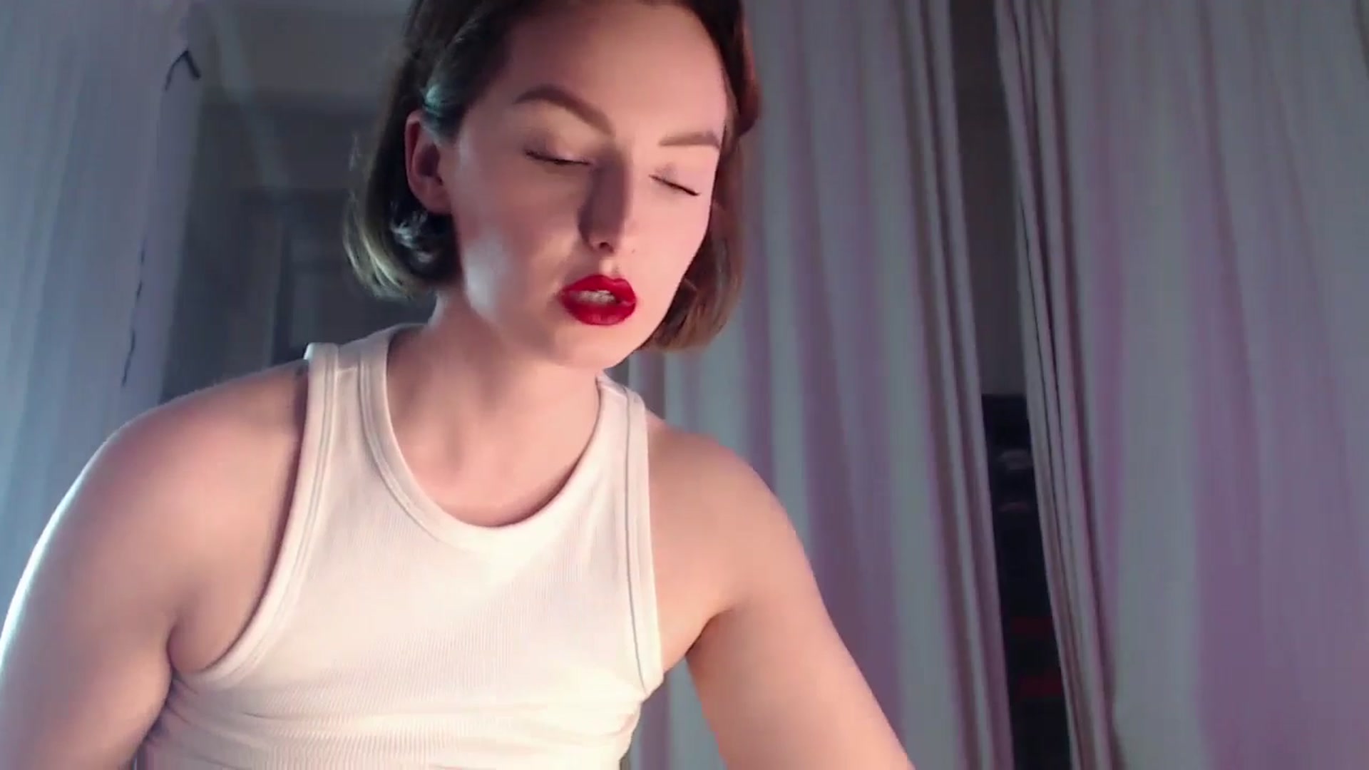 Gallery image thumbnail from Red_Lips_Girl's myfreecams stream on, 04/16/2024, 01:13 image 4 of 20