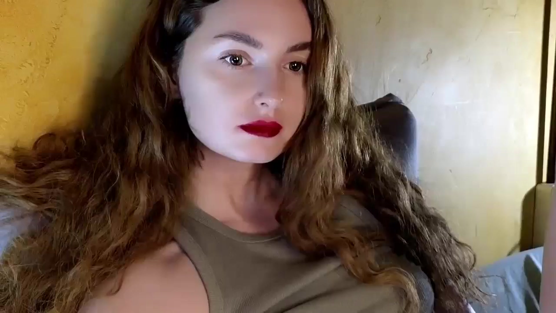 Gallery image thumbnail from Red_Lips_Girl's myfreecams stream on, 08/05/2024, 24:04 image 18 of 20