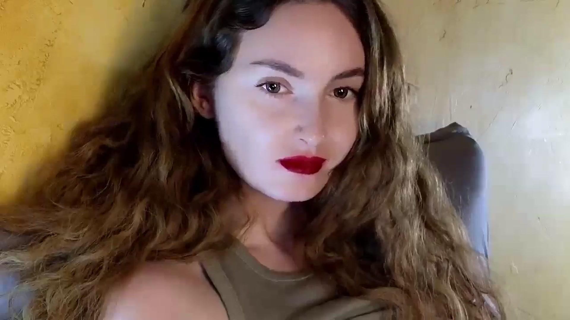 Gallery image thumbnail from Red_Lips_Girl's myfreecams stream on, 08/05/2024, 24:04 image 16 of 20