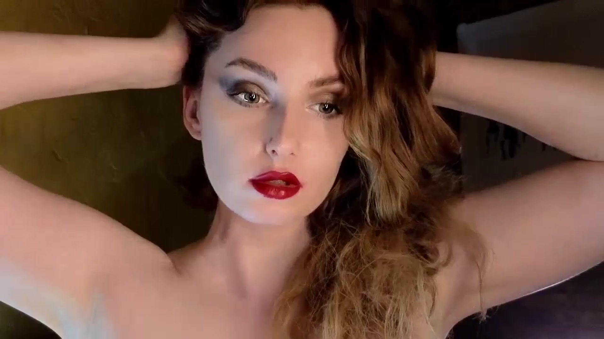 Gallery image thumbnail from Red_Lips_Girl's myfreecams stream on, 08/26/2024, 24:31 image 17 of 20