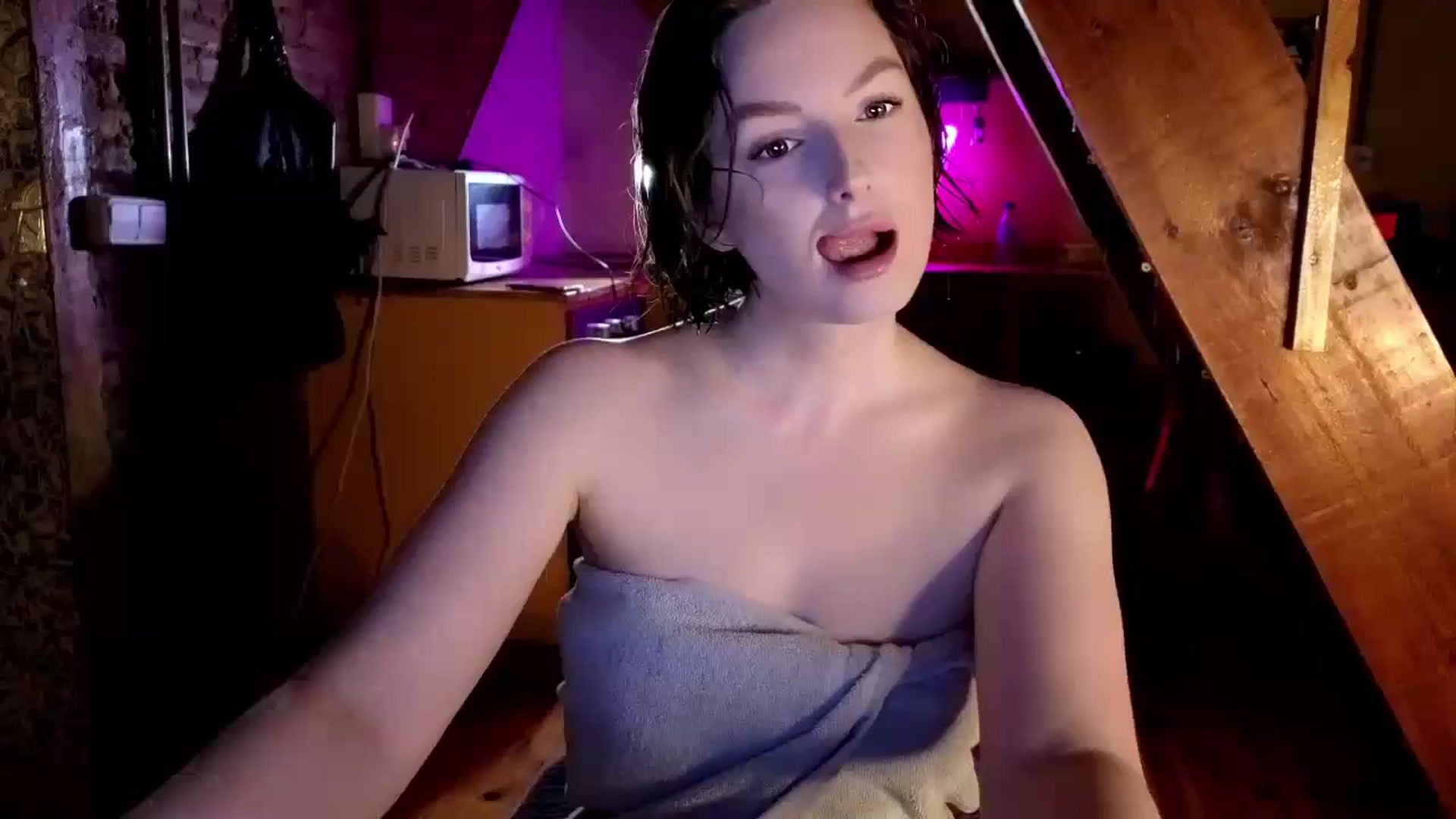 Gallery image thumbnail from Red_Lips_Girl's myfreecams stream on, 09/25/2024, 19:41 image 3 of 20