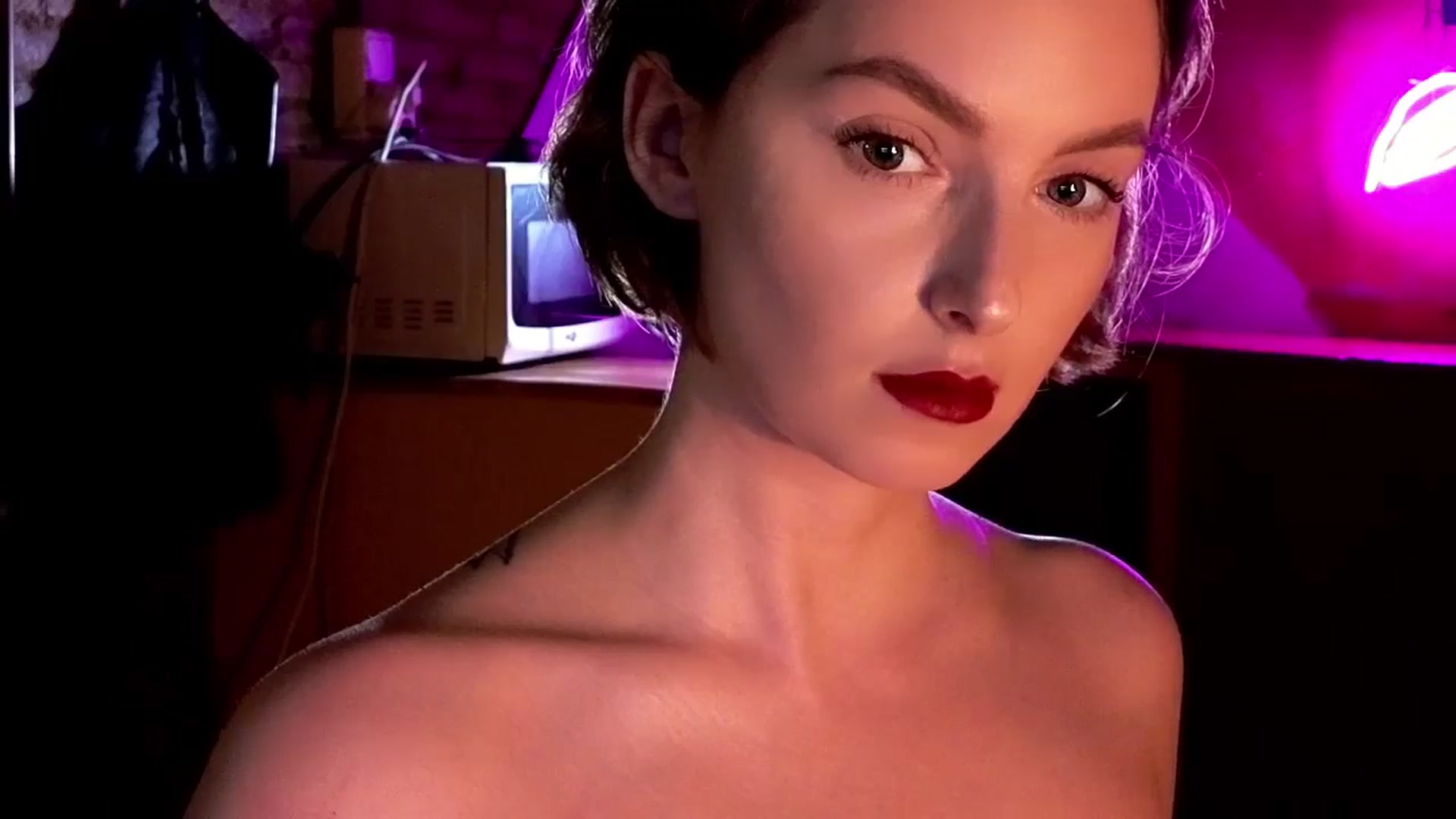 Gallery image thumbnail from Red_Lips_Girl's myfreecams stream on, 09/26/2024, 24:03 image 18 of 20