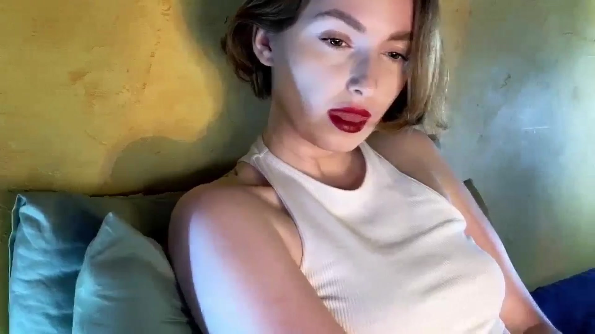 Gallery image thumbnail from Red_Lips_Girl's myfreecams stream on, 09/30/2024, 23:13 image 10 of 20