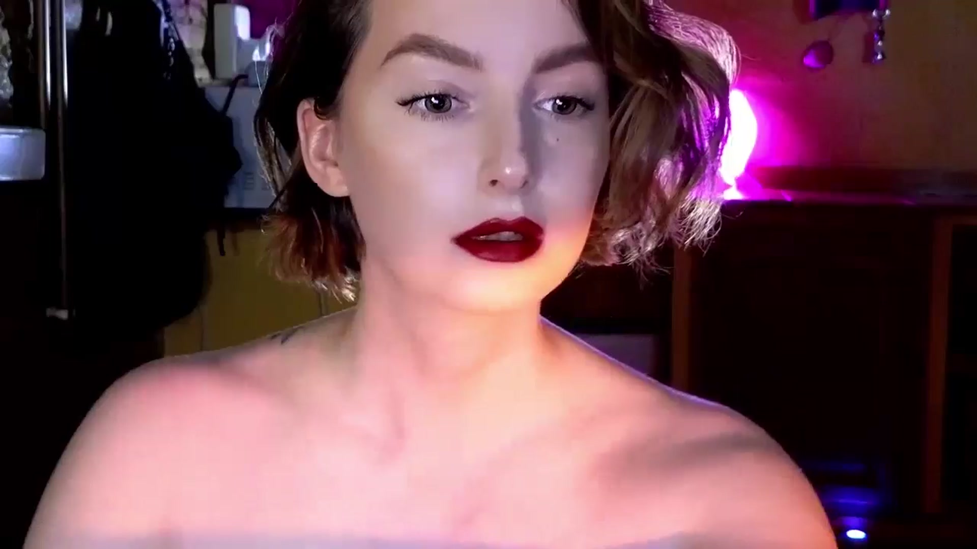 Gallery image thumbnail from Red_Lips_Girl's myfreecams stream on, 10/01/2024, 21:36 image 4 of 20