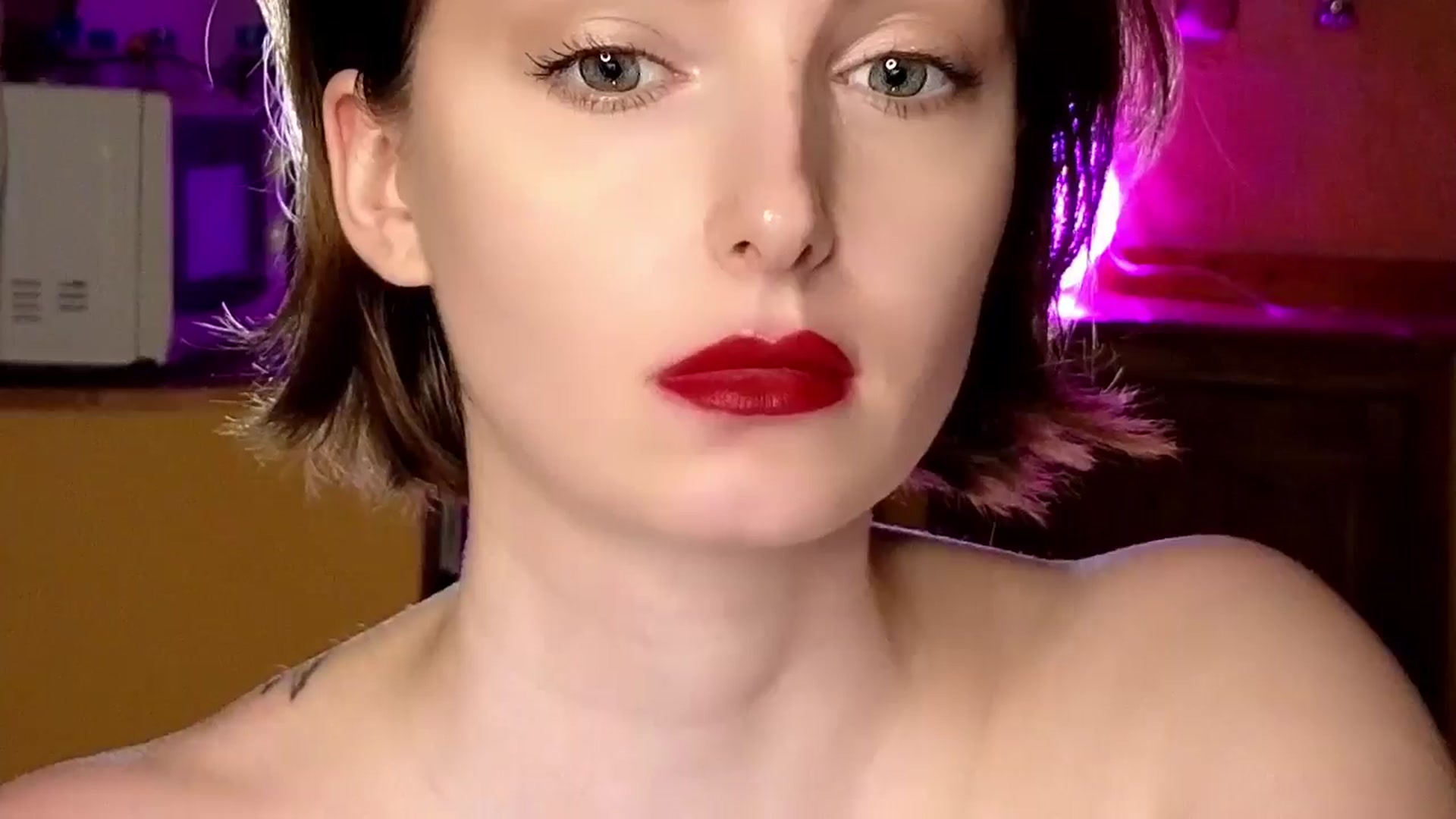 Gallery image thumbnail from Red_Lips_Girl's myfreecams stream on, 10/14/2024, 23:46 image 19 of 20